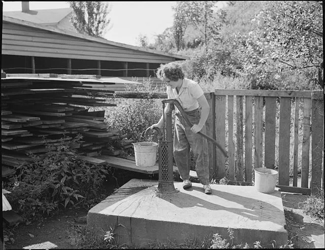 Russell Lee on Wikicommons