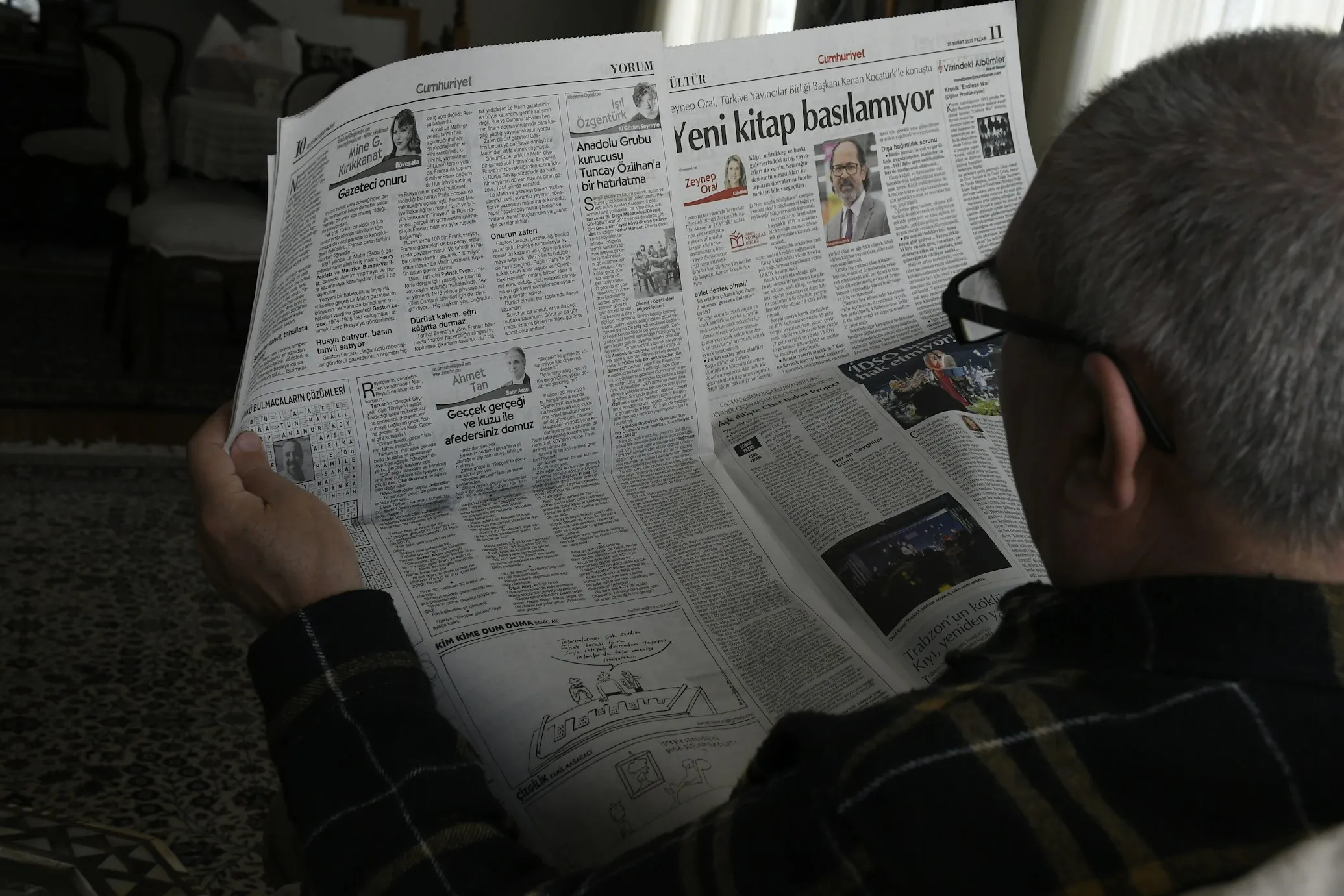 14 Outrageous Tabloid Headlines People Believed