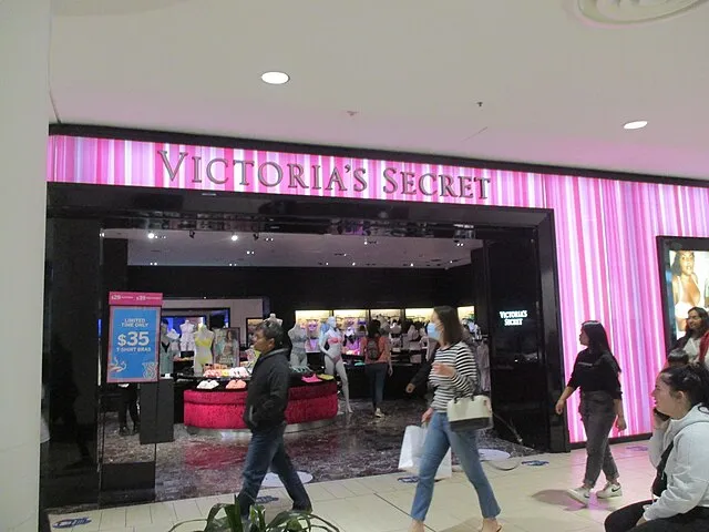 Rowanlovescars on Wikimedia Commons