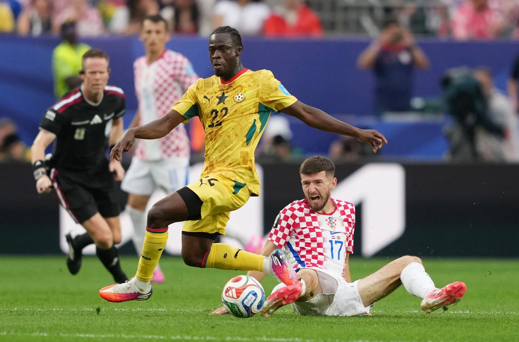 Petar Sucic's Stunning Goal Sends Croatia Into World Cup Knockout Stage With Victory