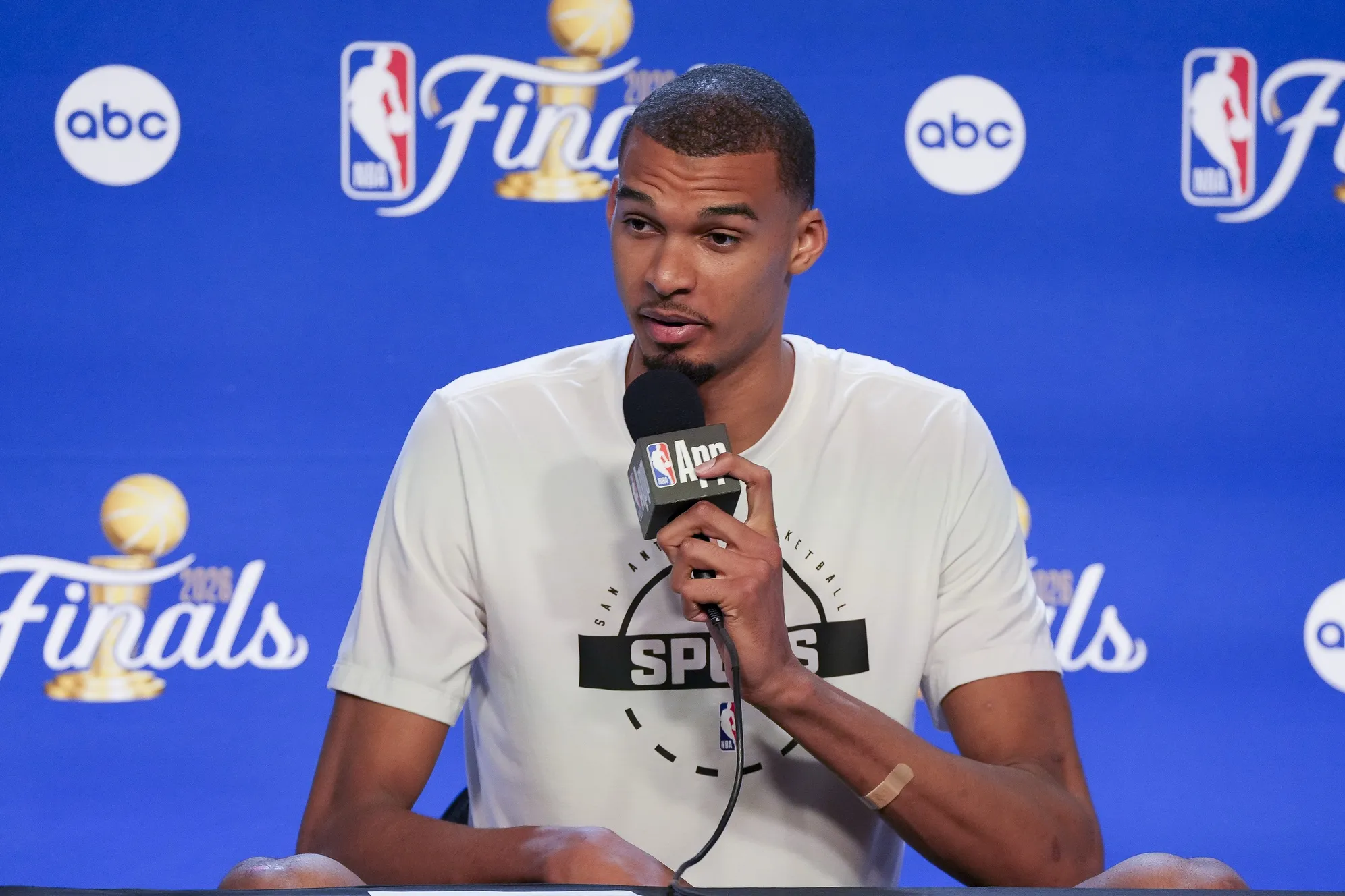 Fans Criticize Restaurant Chain's Offer to Banned Finals Selfie-Seeking Spectator