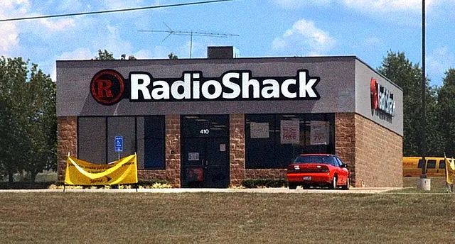 RadioShack_exterior.jpg: en:user:freakofnurture derivative work: Ubcule (talk) on Wikimedia Commons 