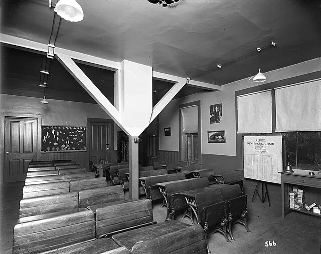 15 Old-School School Desks That Were Surprisingly Durable