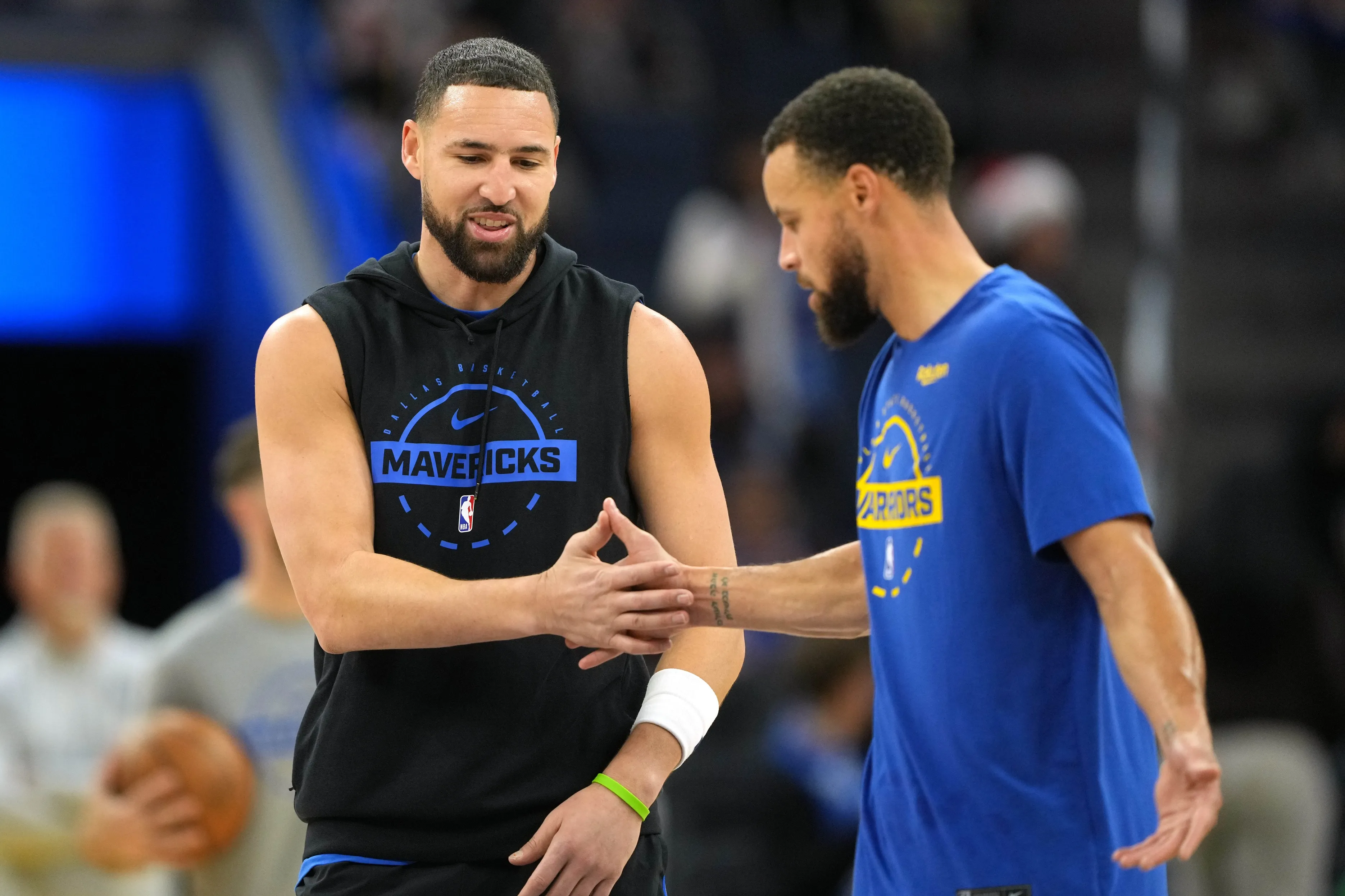 Curry Hits 26,000 in Thompson’s Shoes as Warriors Outlast Mavericks