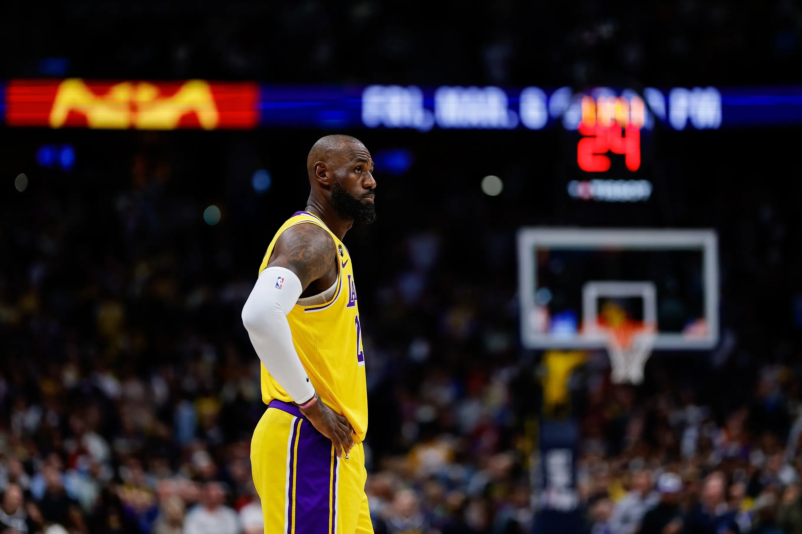 LeBron James Listed Questionable as Lakers Prepare to Face Bulls