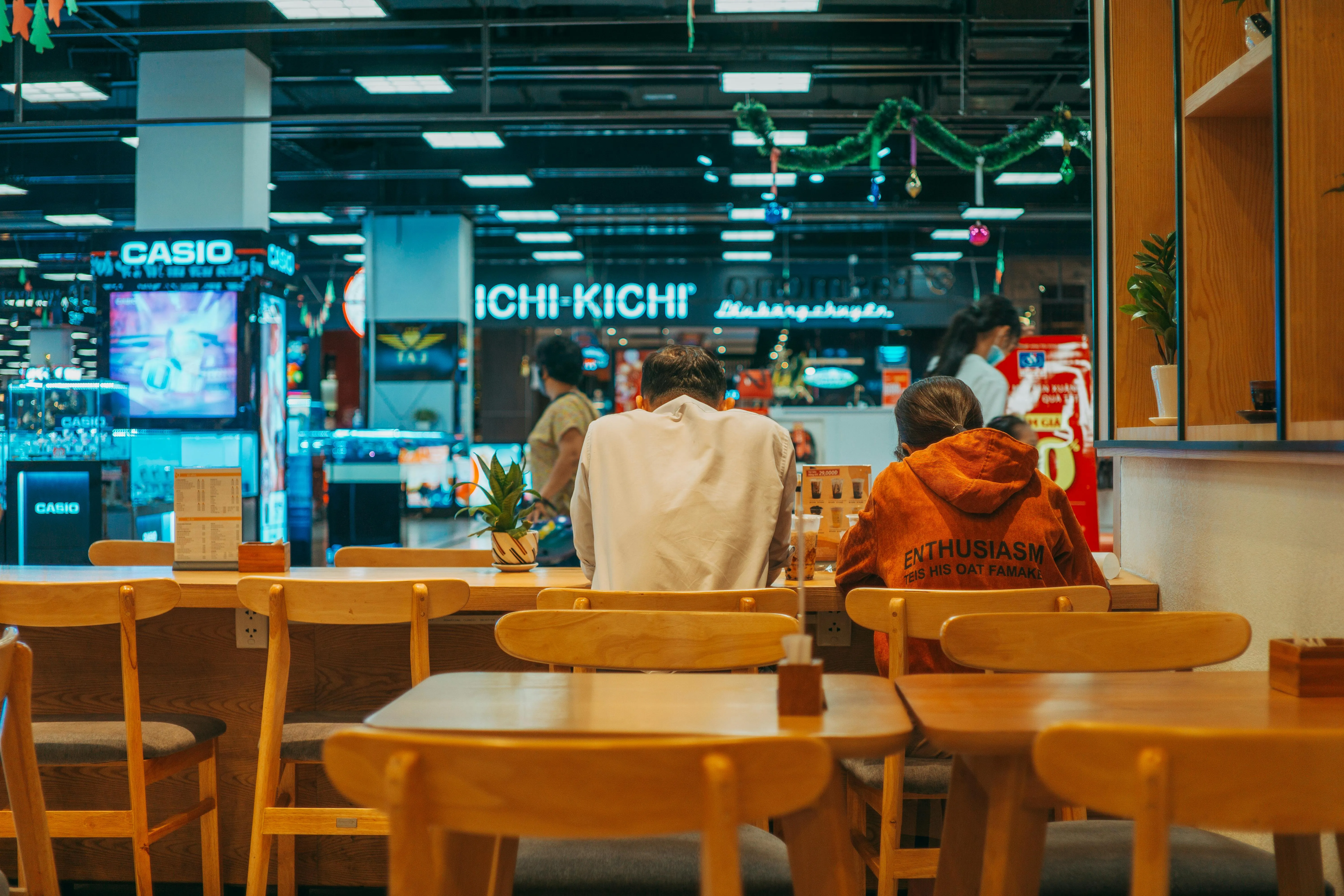 12 Signs You Were in a Mall Food Court in the ’90s