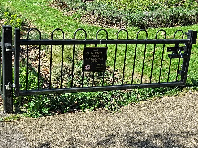 Iron Bar Fences on Wiimedia Commons