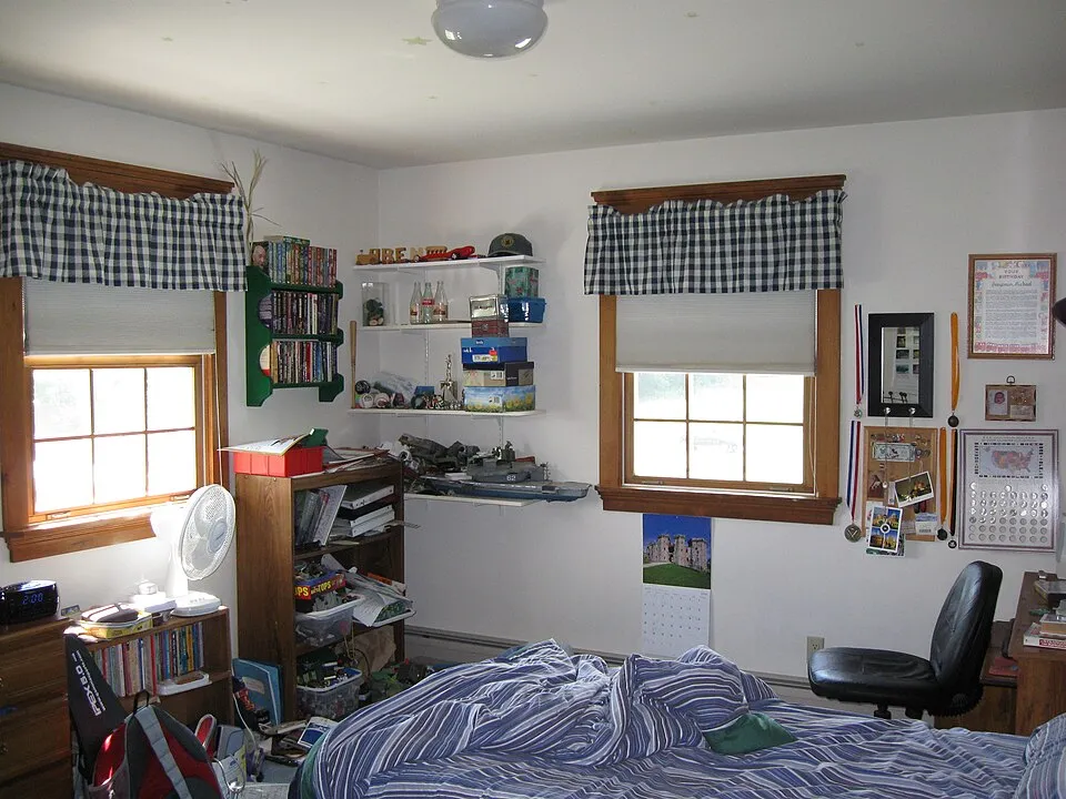 12 Must-Have Items in Every Teenager's Bedroom in the 1980s