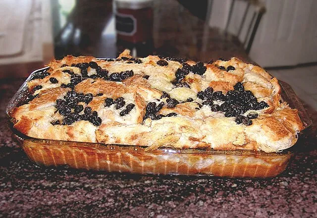 The_bread_pudding_I_made_for_my_father_on_his_birthday.jpg: Shawn Lea aus Jackson, MS, US at Flickr. derivative work: Hic et nunc on Wikimedia Commons 