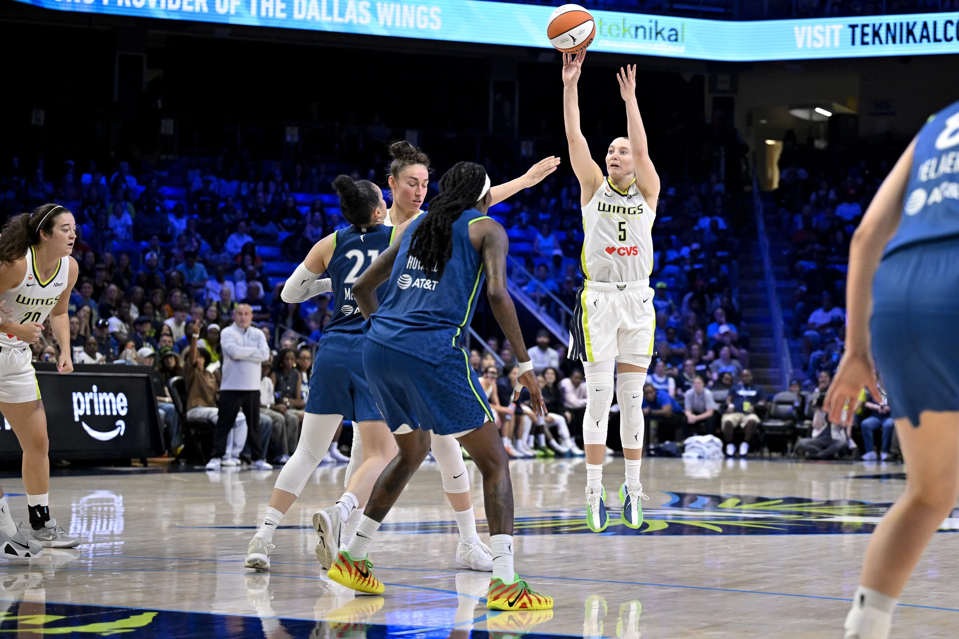 Paige Bueckers Draws Inspiration From Stephen Curry’s Off-Ball Mastery