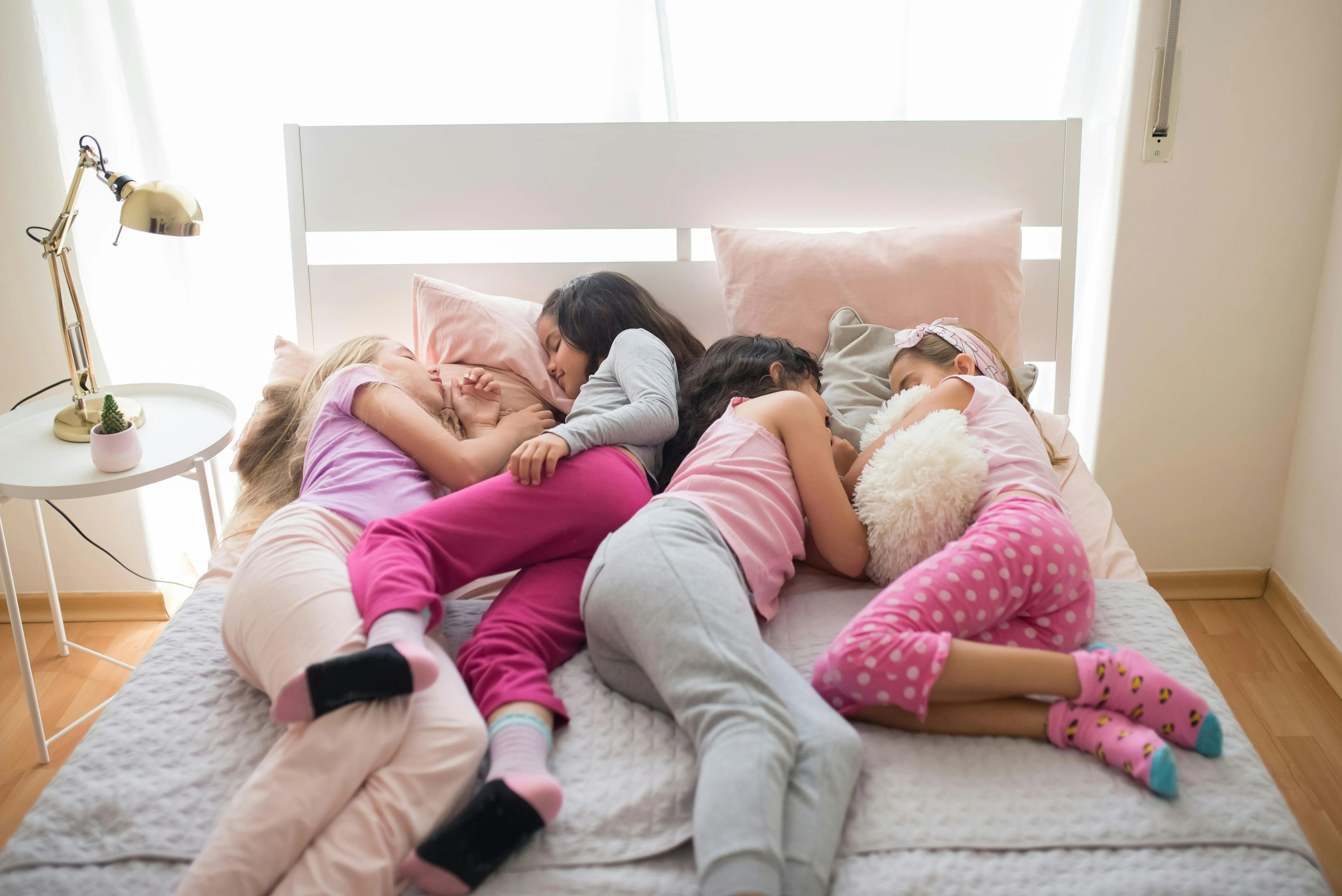 15 Things Every Kid Did Before Bed in the 1960s That Rarely Happen Today