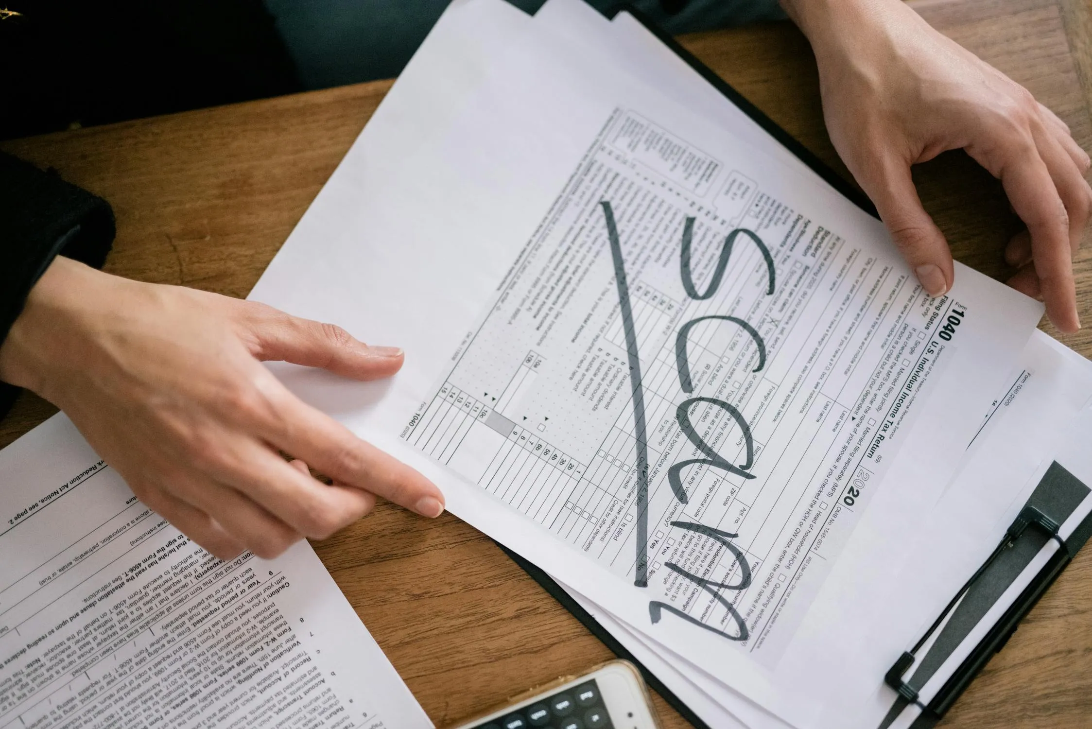 12 Financial Scams That Fooled Millions Before Being Exposed