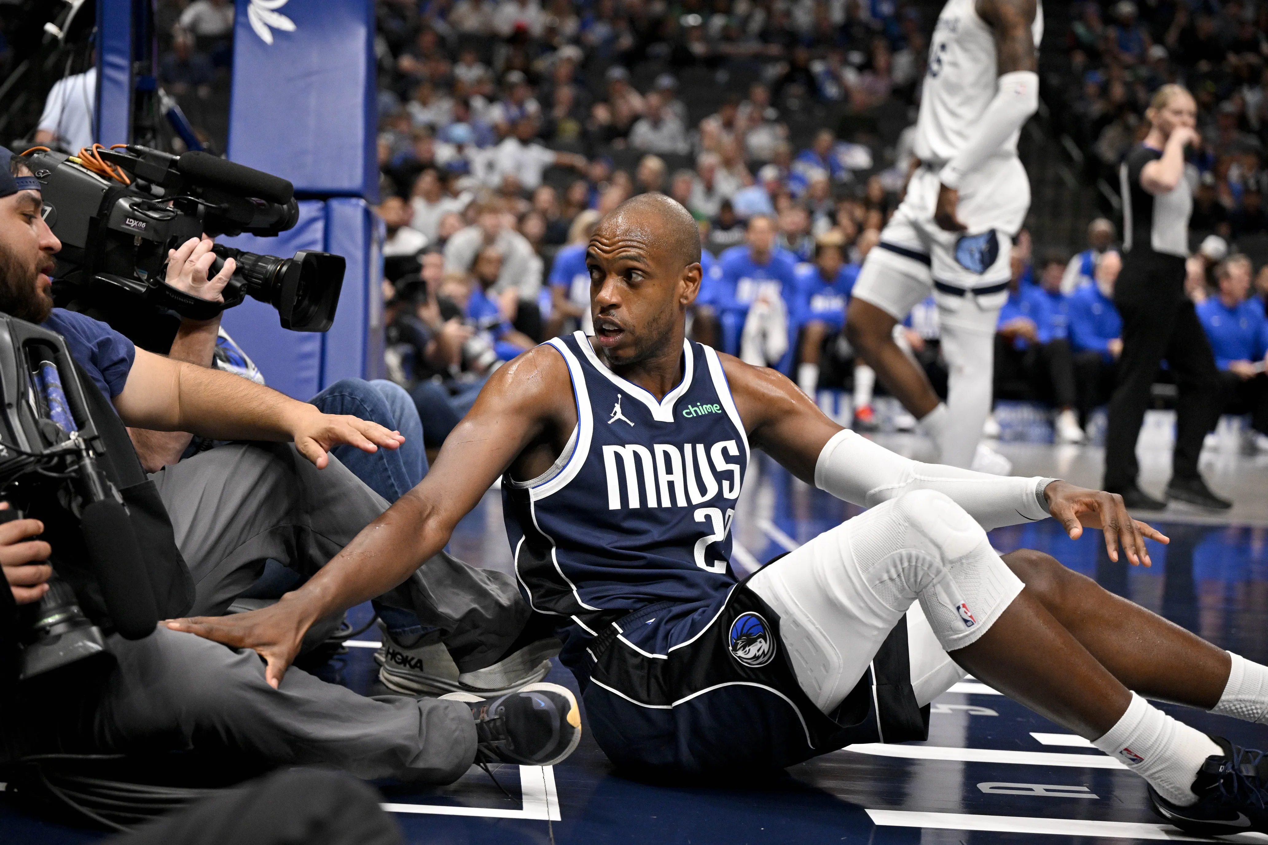 Middleton Commits to Mavericks, Opts Against Buyout Despite Interest From Contenders