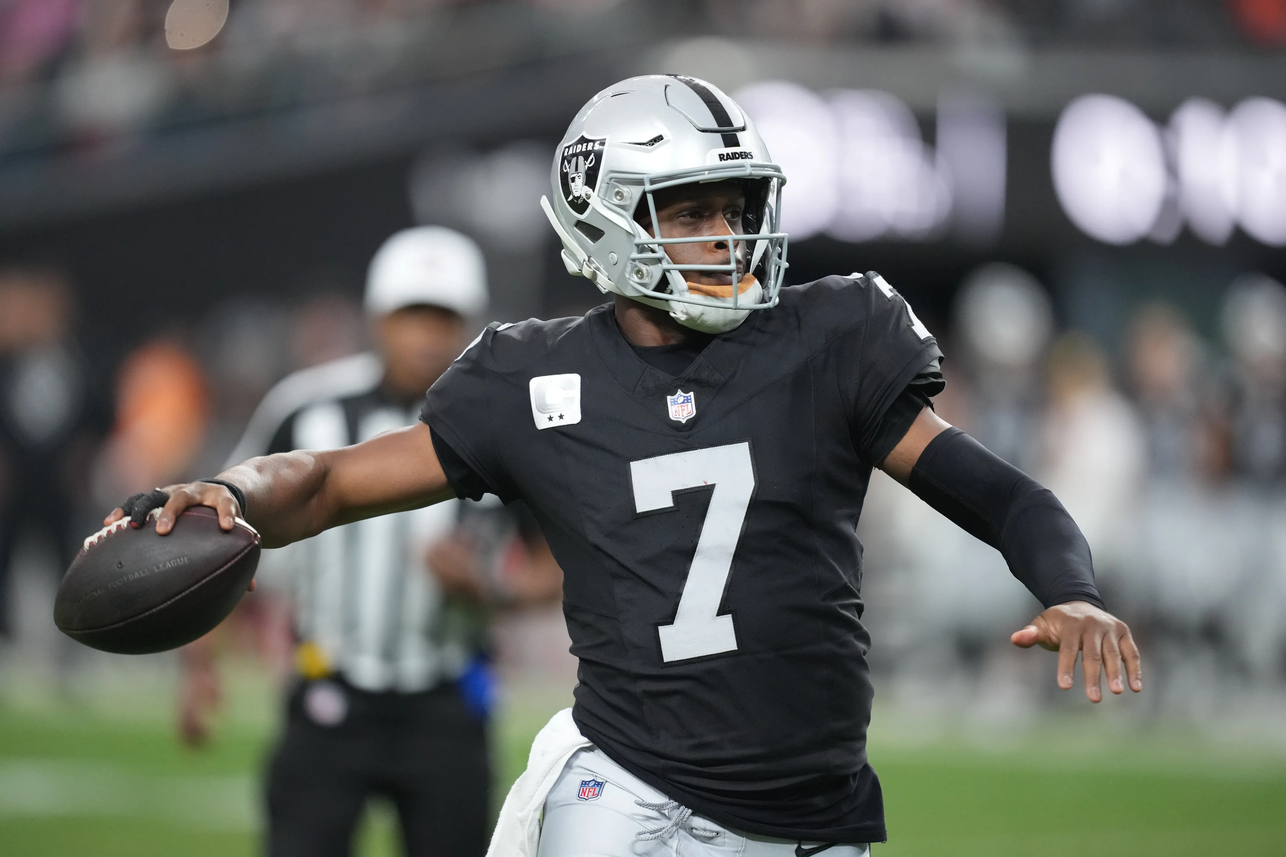 Raiders Likely to Turn to Kenny Pickett as Geno Smith’s Injury Clouds Eagles Matchup