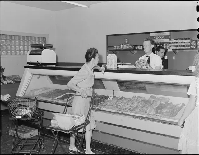 16 Grocery Shopping Habits From the ’60s That Feel Strange Today