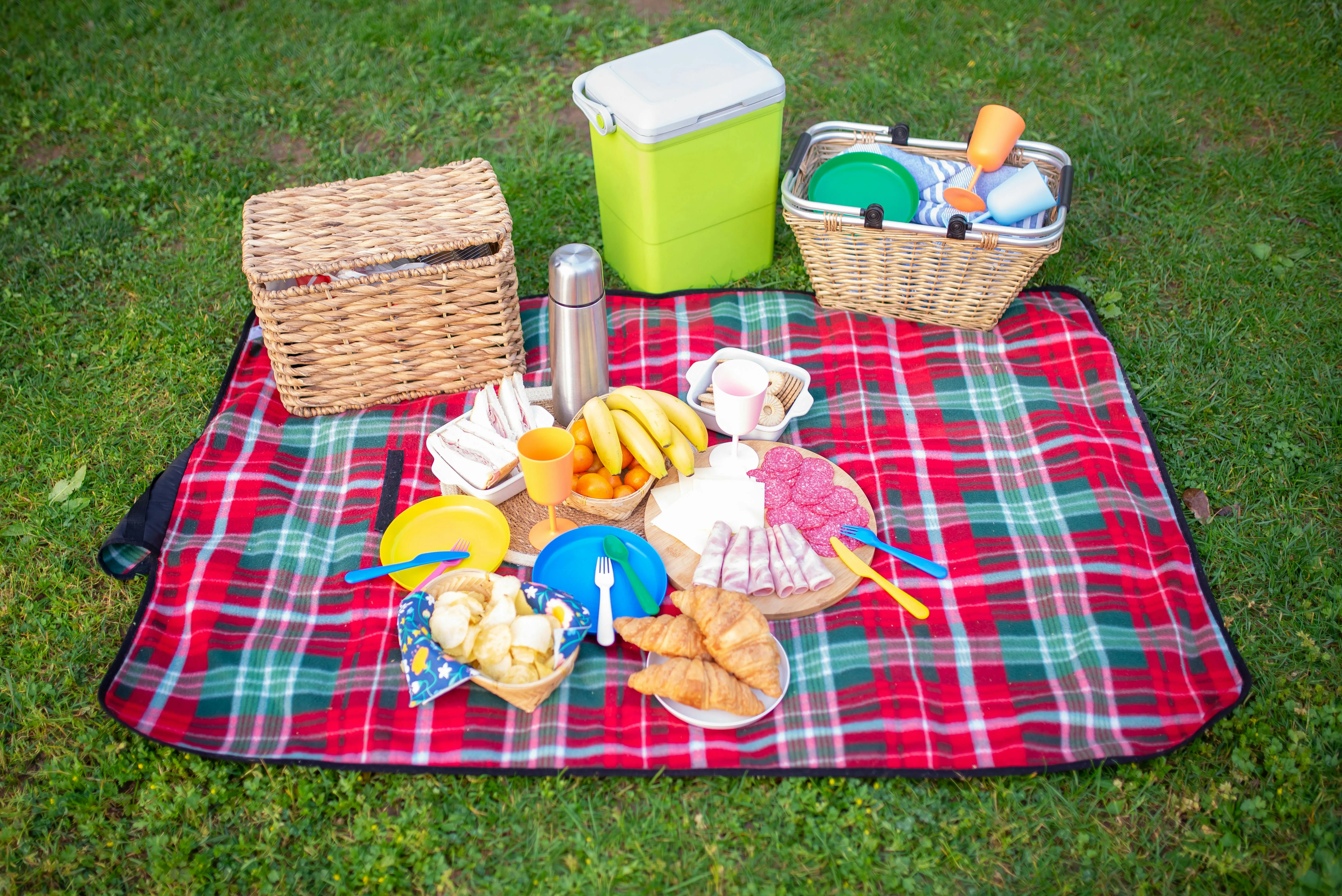 15 Things Every Picnic Basket Had in the 1970s That Disappeared
