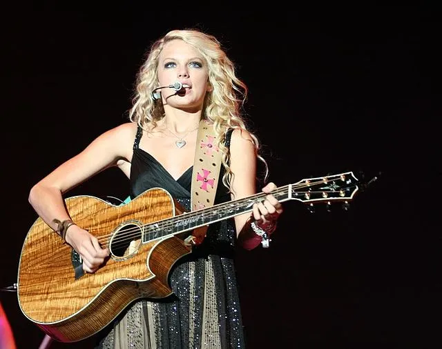 Swift,Taylor(2007).jpg: minds-eye derivative work: Sehome Bay (talk) on Wikimedia Commons 