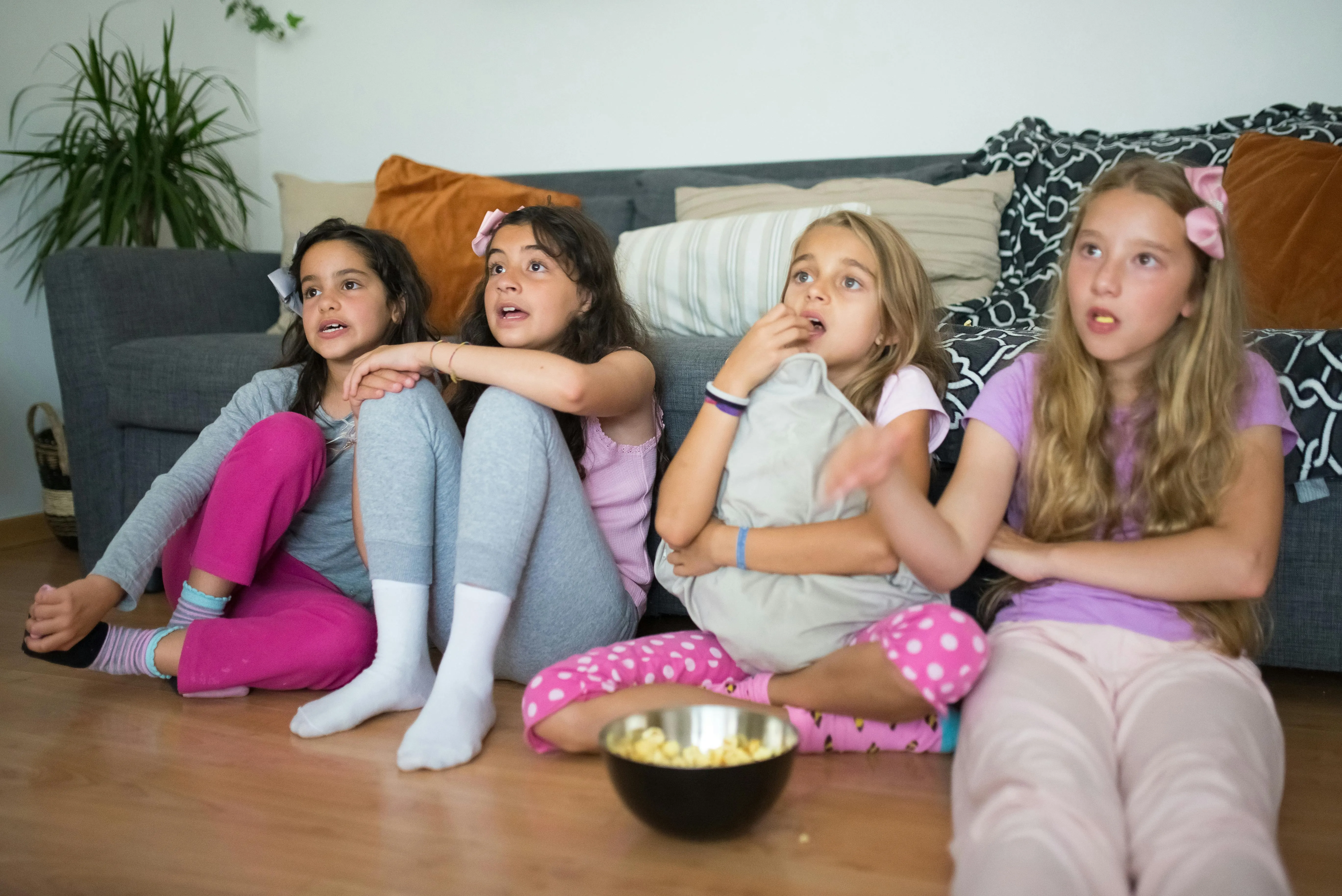 14 Things Kids Did While Watching TV in the 1950s That Disappeared