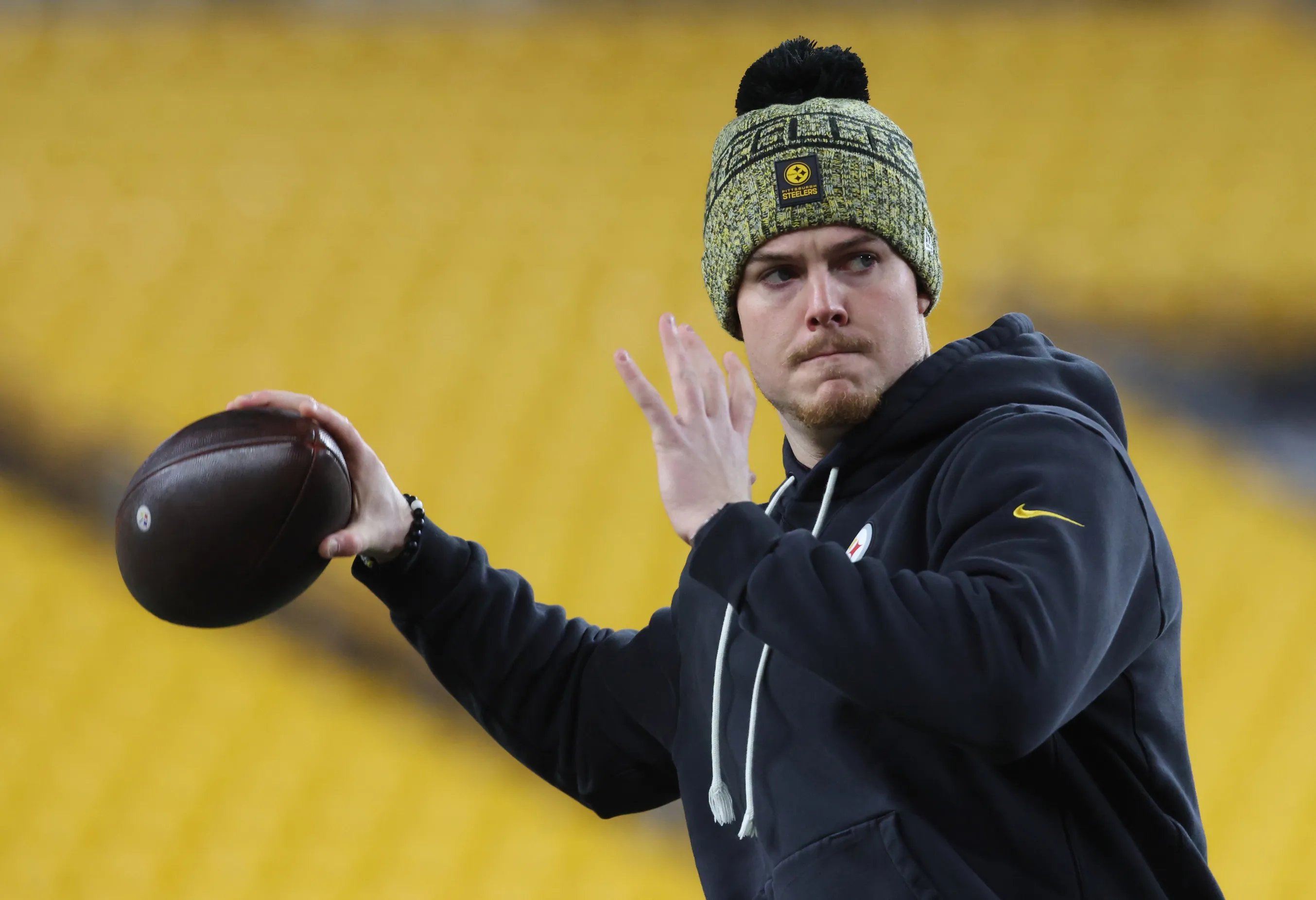 Steelers’ Quarterback Picture Opens Wide as Rodgers Looms and Howard Competes