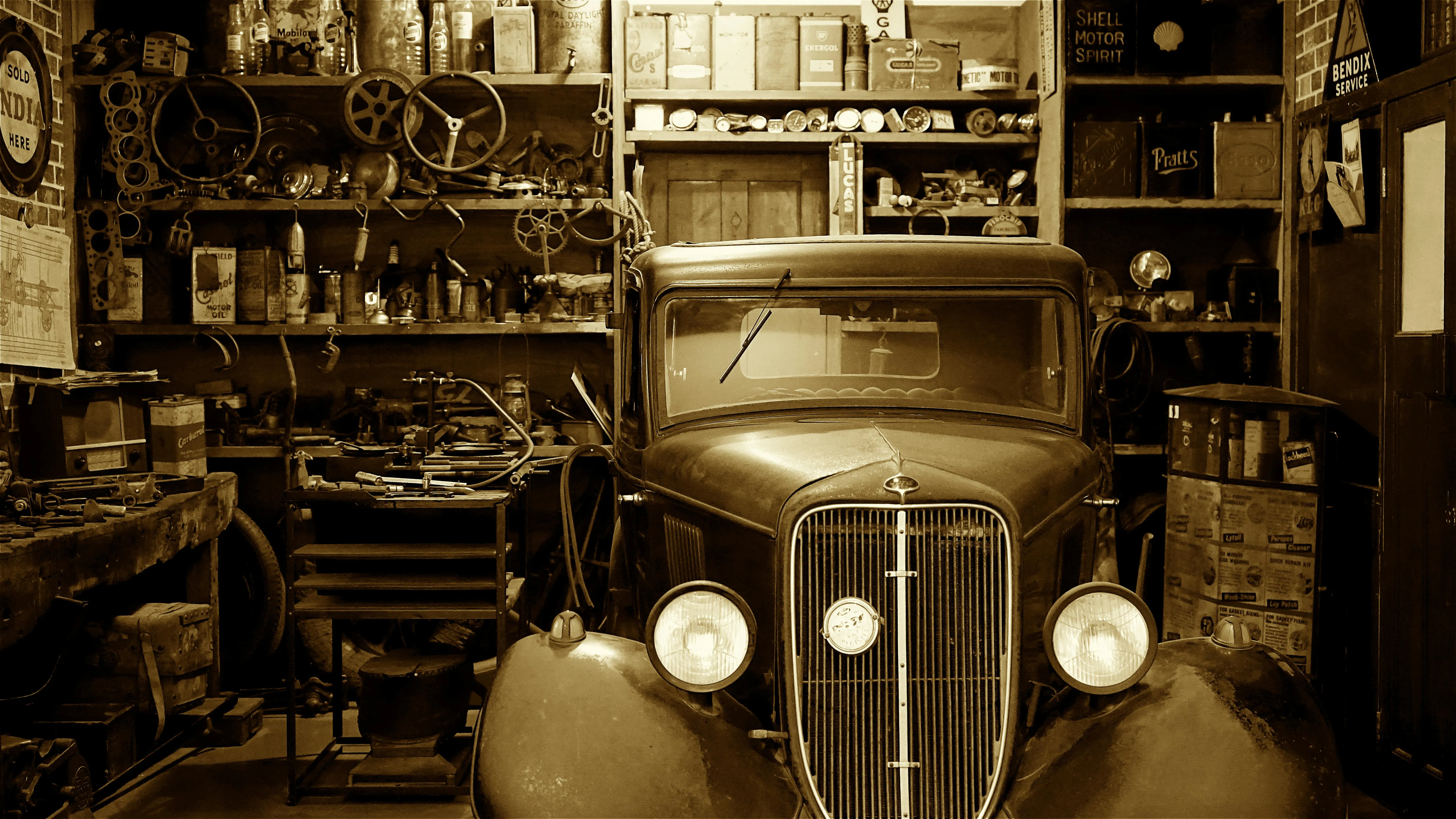 14 Things Every Family Kept in the Garage in the 1960s That Vanished