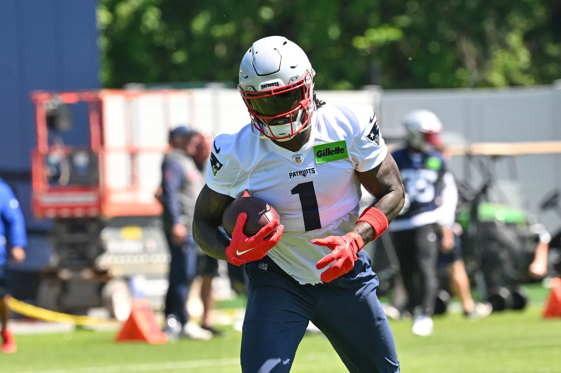 AJ Brown Exit Sparks Debate After Ex-Eagle Criticizes Farewell Message
