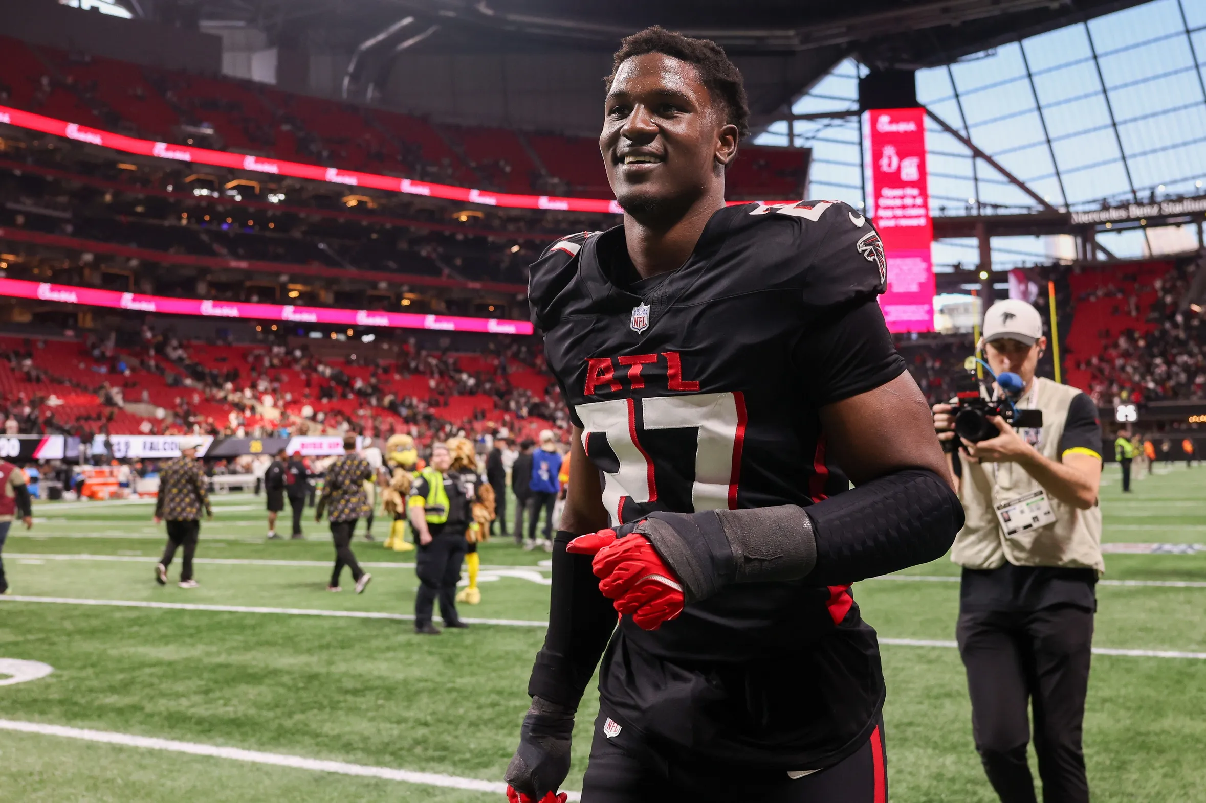 Falcons Face James Pearce Jr. Uncertainty as Legal Issues Cloud Edge Rusher Future
