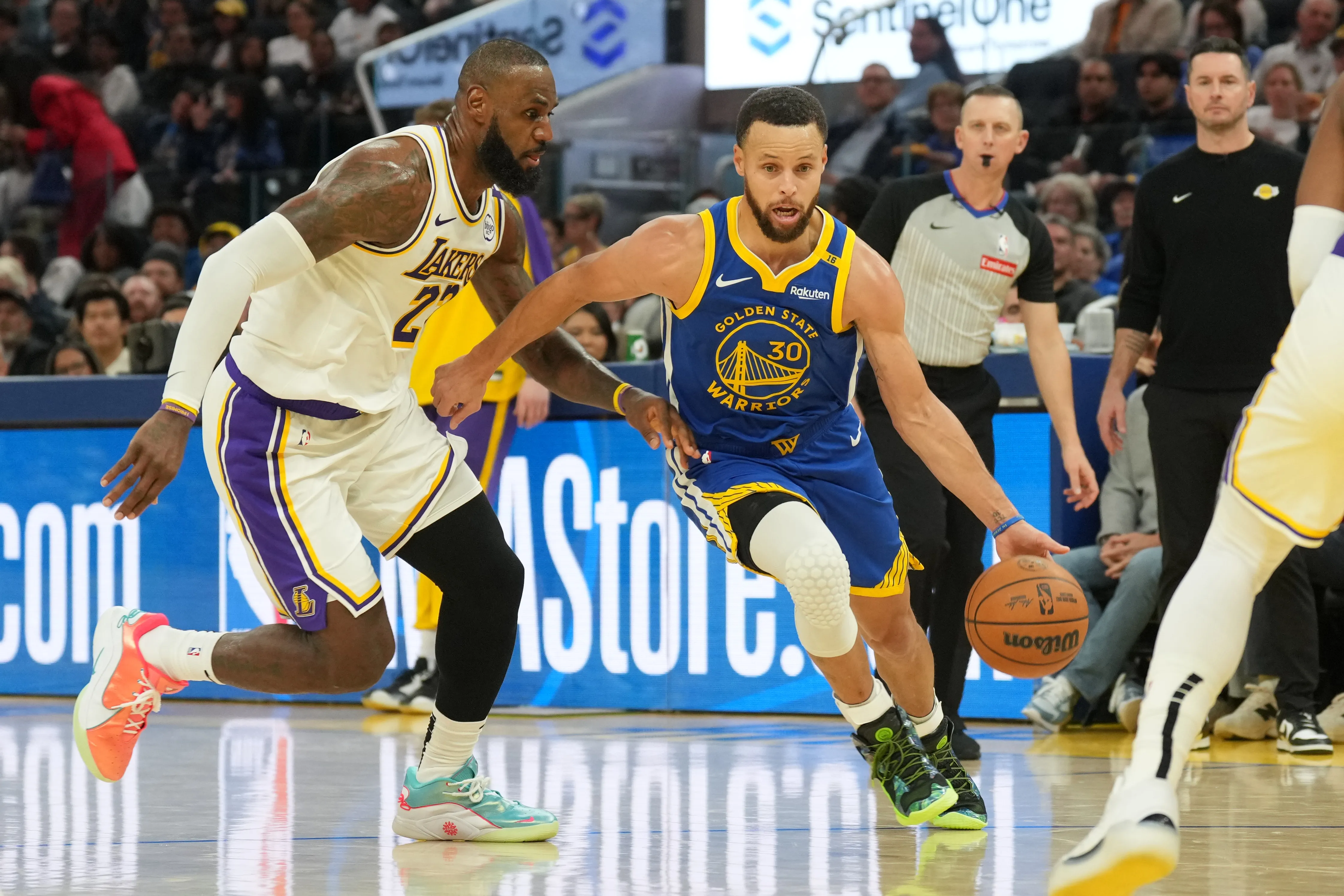 Stephen Curry On Board With Warriors Chasing LeBron or Kawhi: Report
