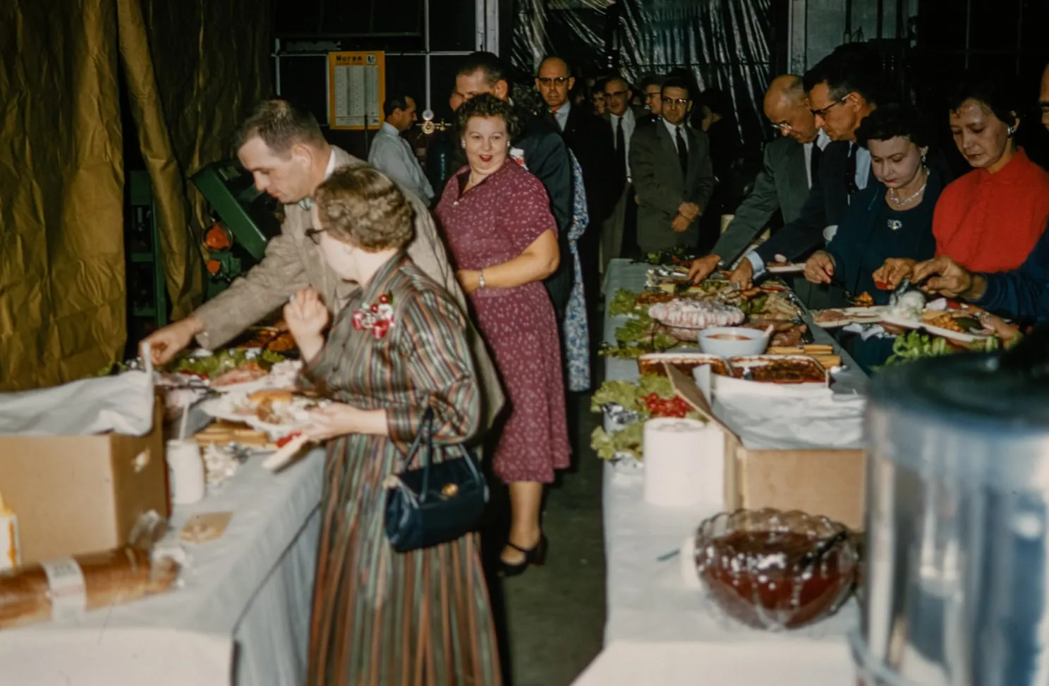 17 Things Every Family Brought to Gatherings in the 1970s That Vanished
