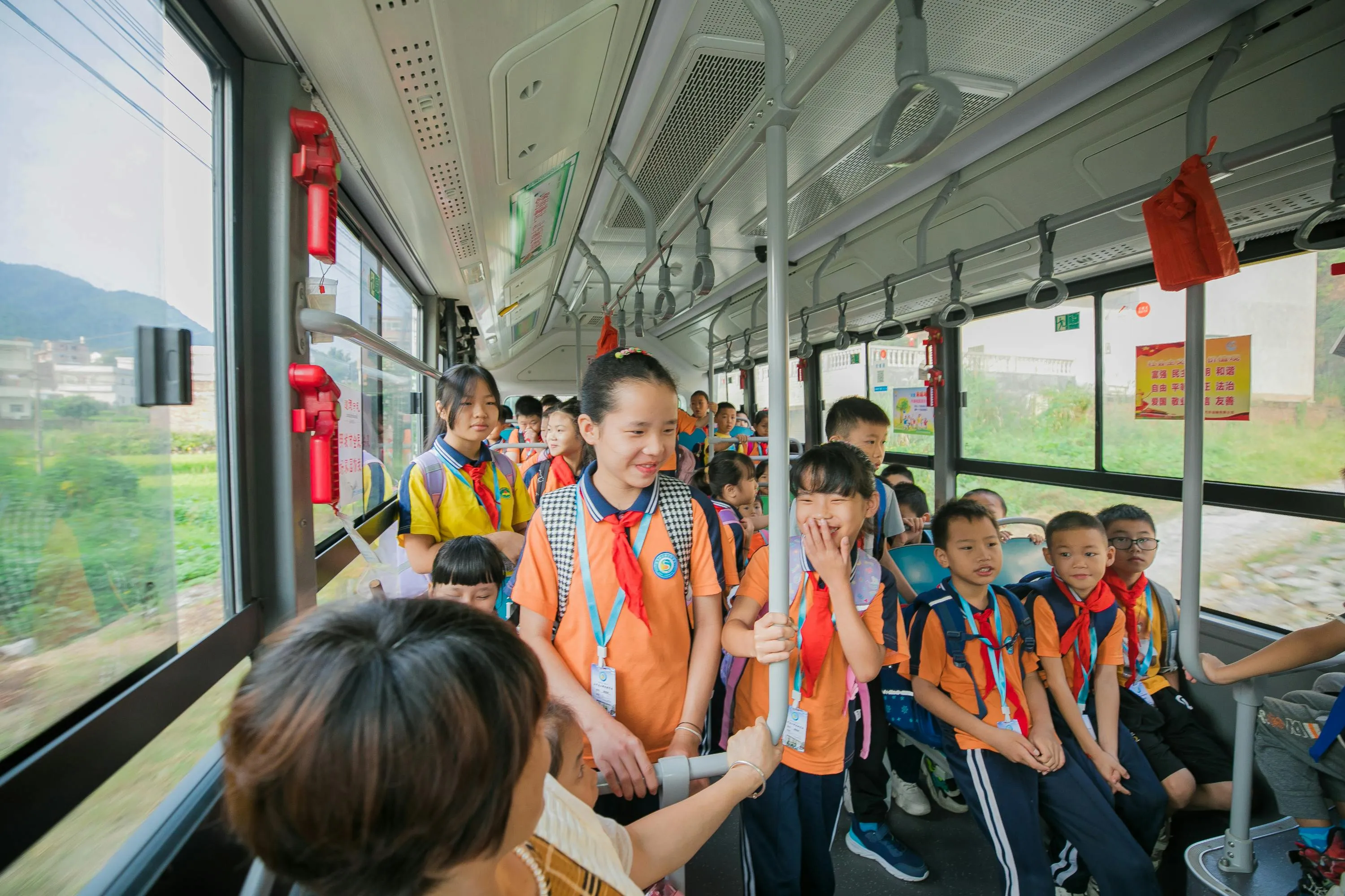 15 Ways Kids Passed Time on Long Bus Rides