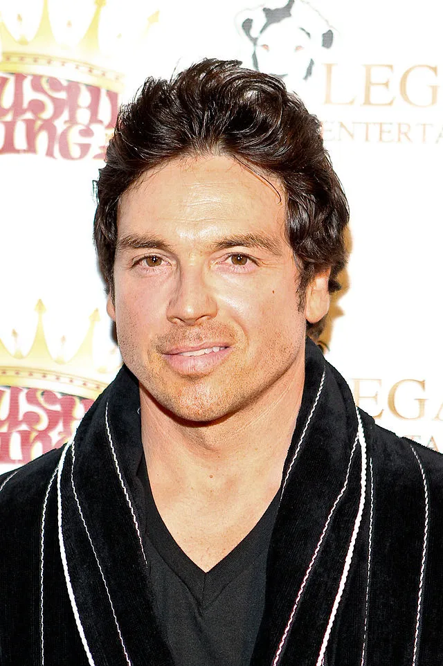 Alex Black on Wikimedia Commons 