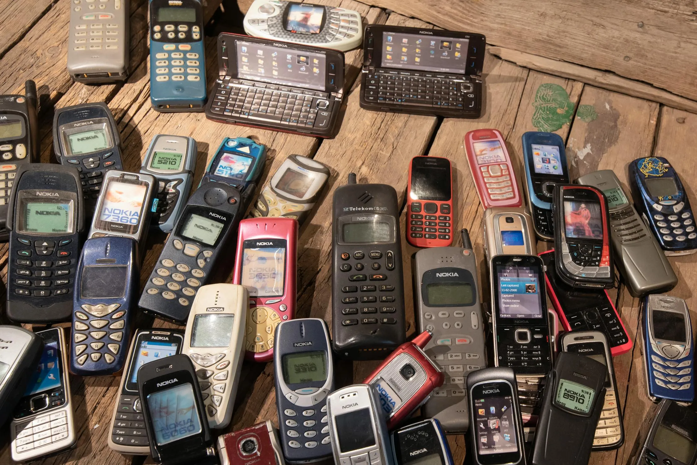 18 Things You Miss About Life Before Smartphones