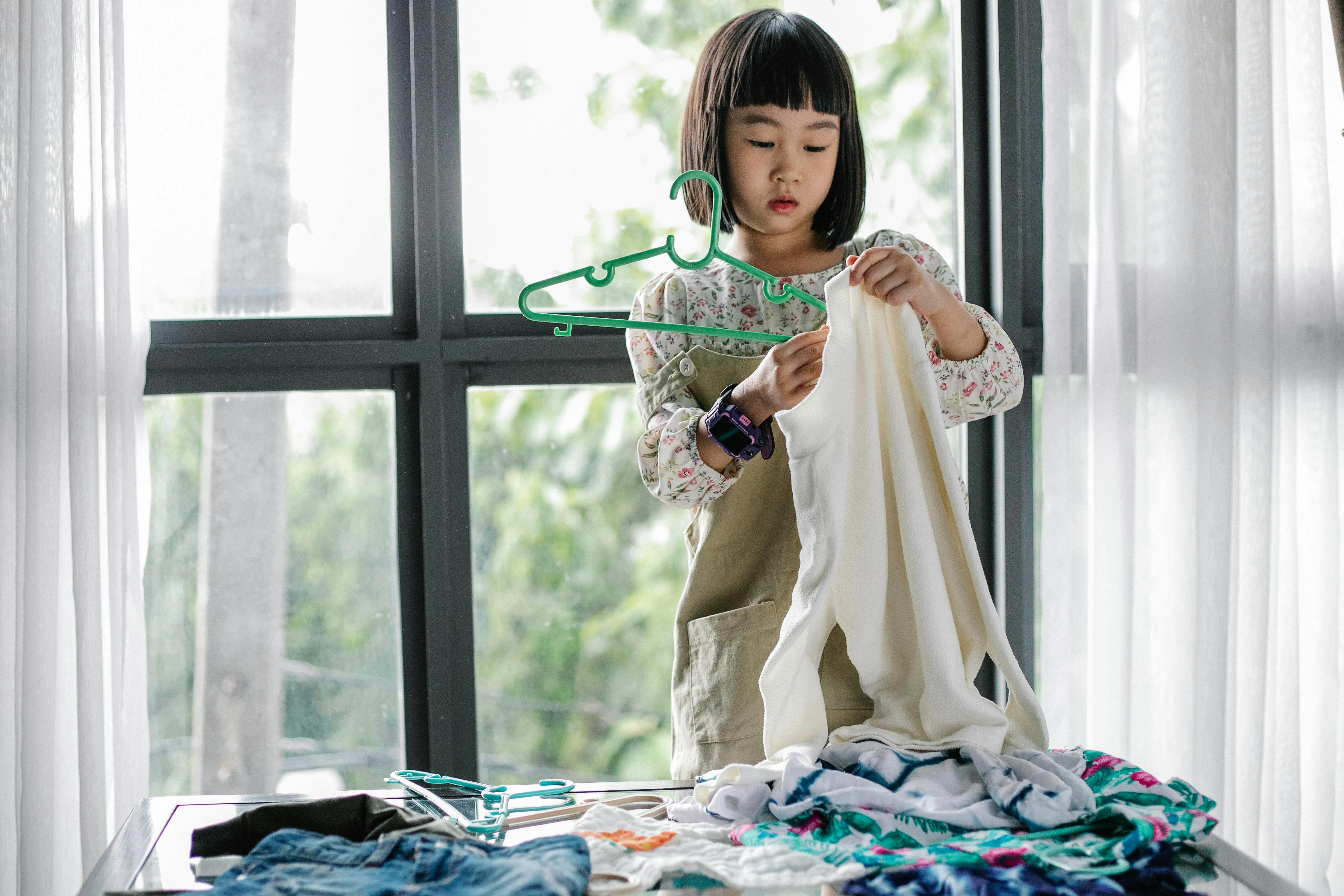 20 Chores 1970s Kids Did That Today’s Kids Don’t