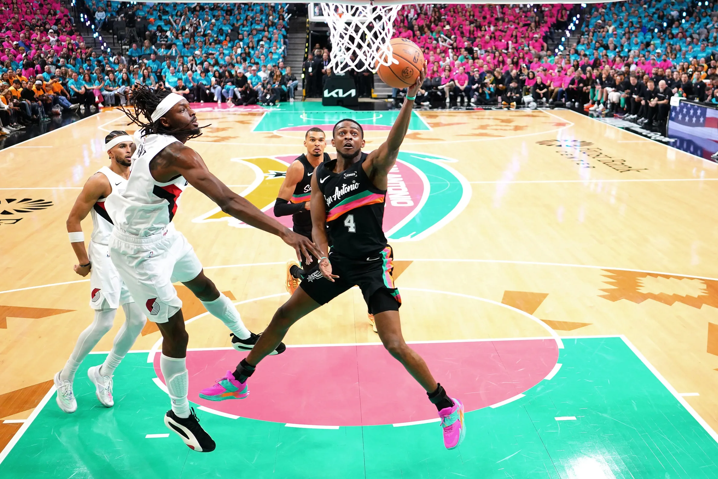 Fox Praises Blazers Defense After Spurs Fall in Tight Game 2 Battle