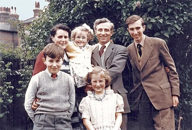 20 Family Traditions From the 1950s That Have Completely Disappeared