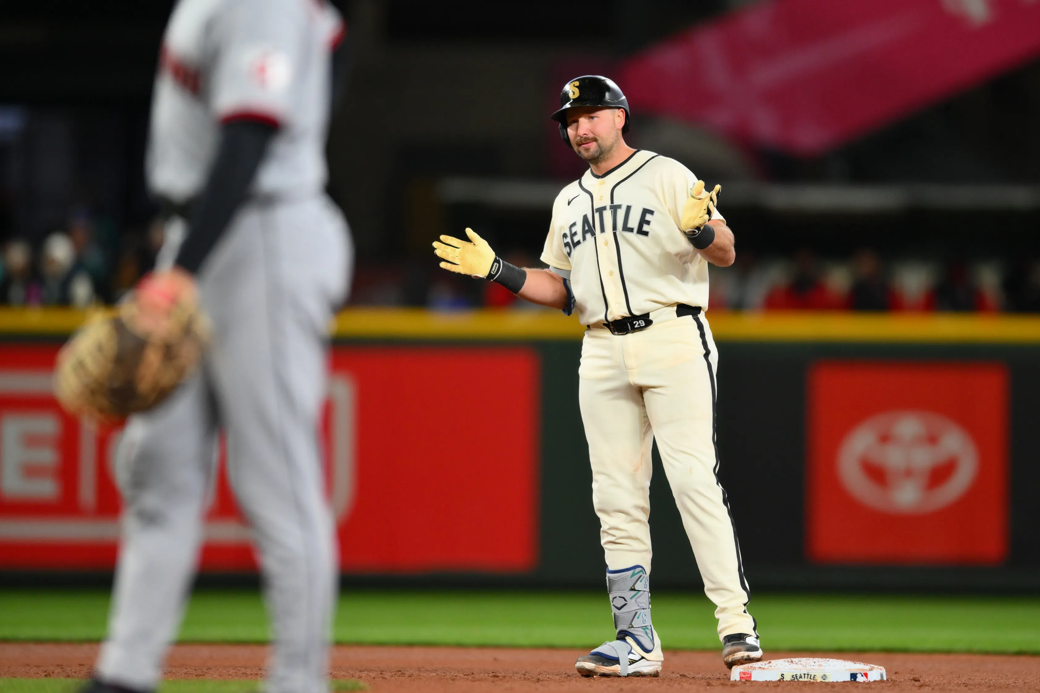 Cal Raleigh’s Early Struggles Contrast Mariners’ Strong Start in 2026