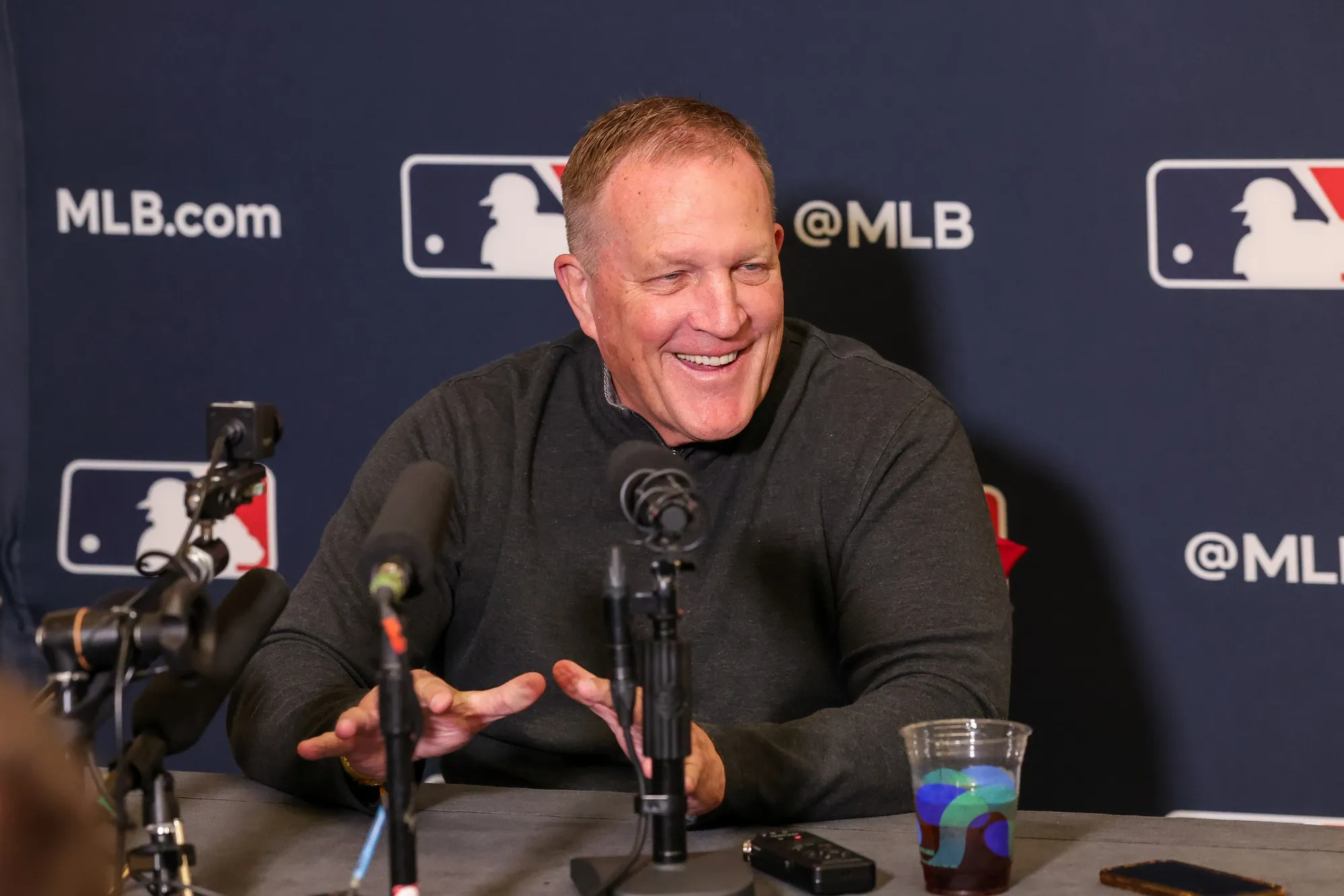 Brewers Face Contract Crossroads with Manager Pat Murphy