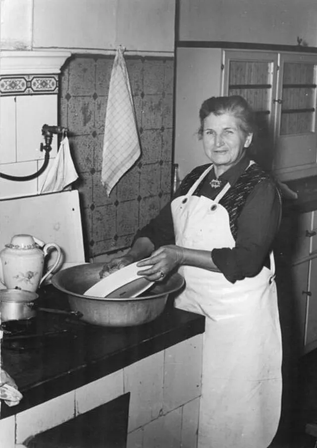 Washing dishes on Wikimedia Commons