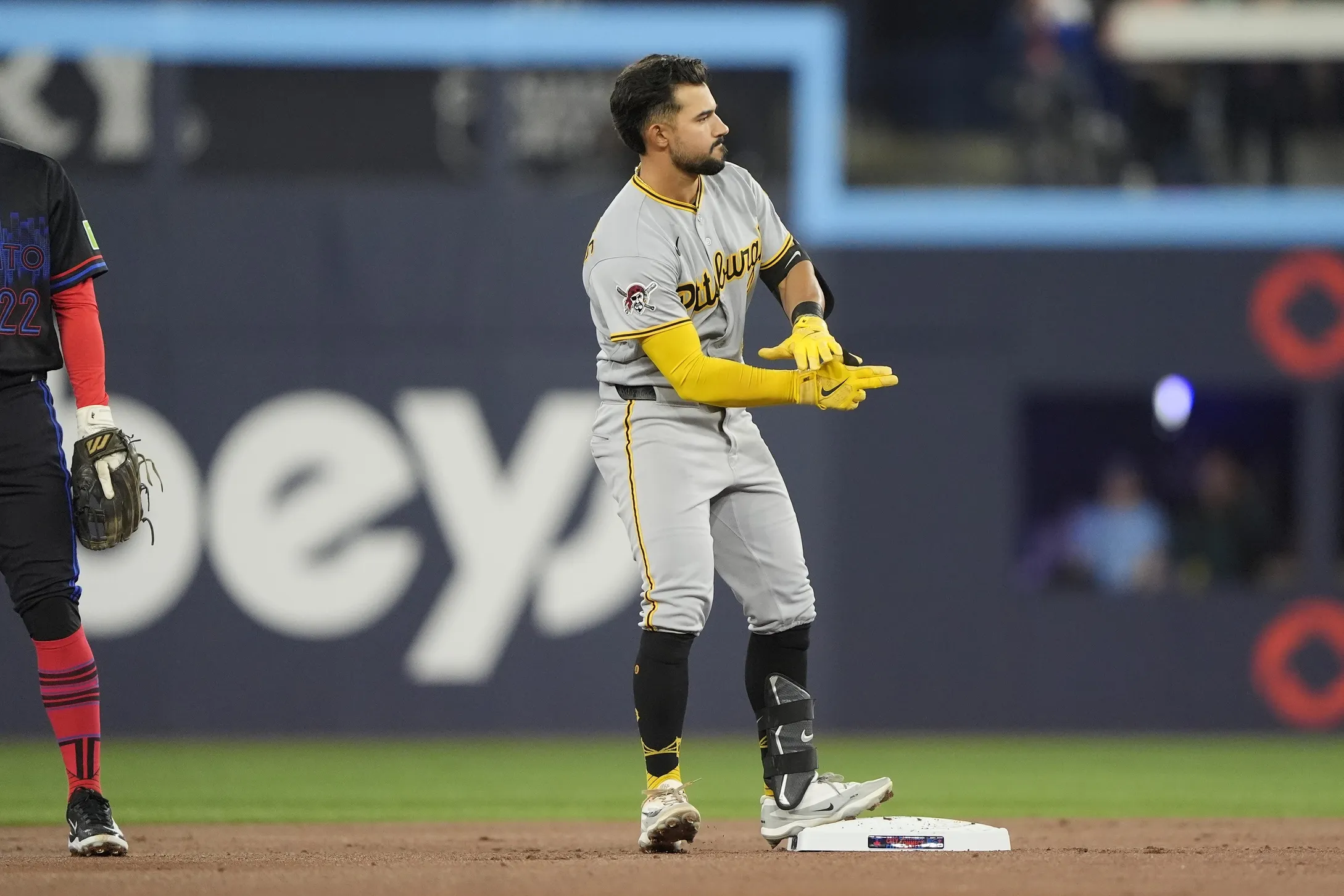 Nick Gonzales Exits Early vs. Cubs With Knee Issue as Pirates Stay Cautious