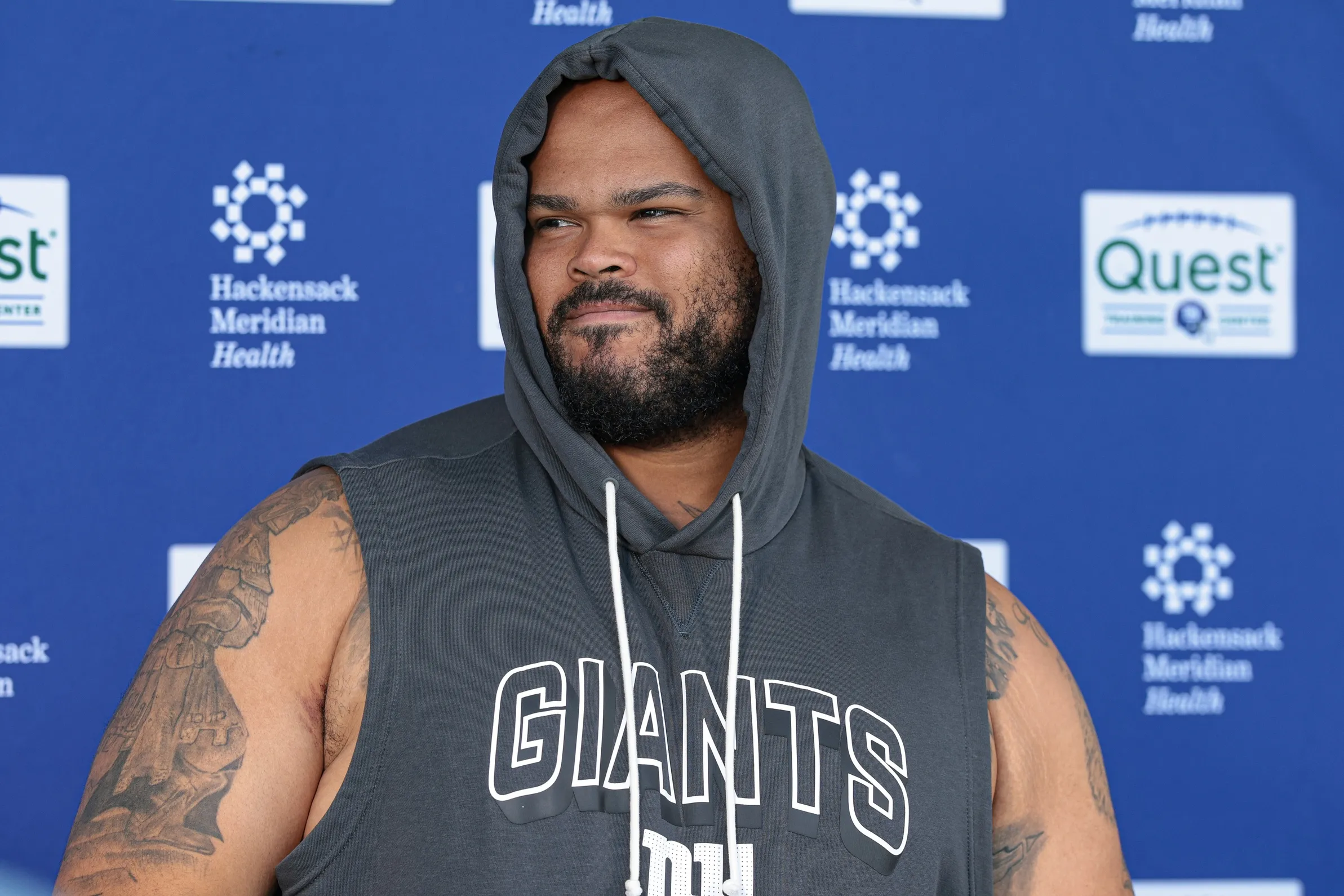 Giants Lineman Jermaine Eluemunor Shares Memorable 300 Moment With Gerard Butler