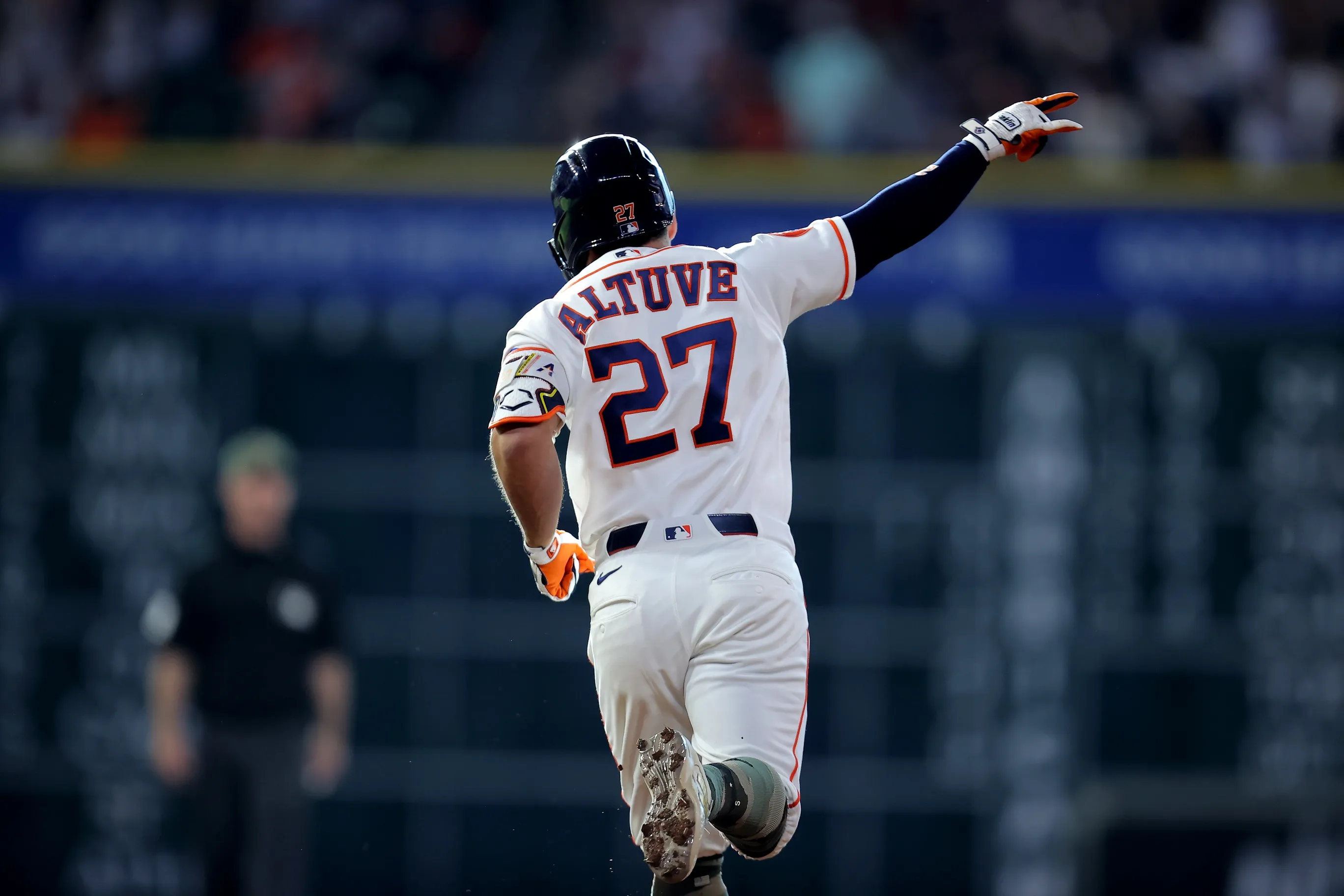 Astros Suffer Major Setback as Jose Altuve Headed to Injured List With Oblique Strain