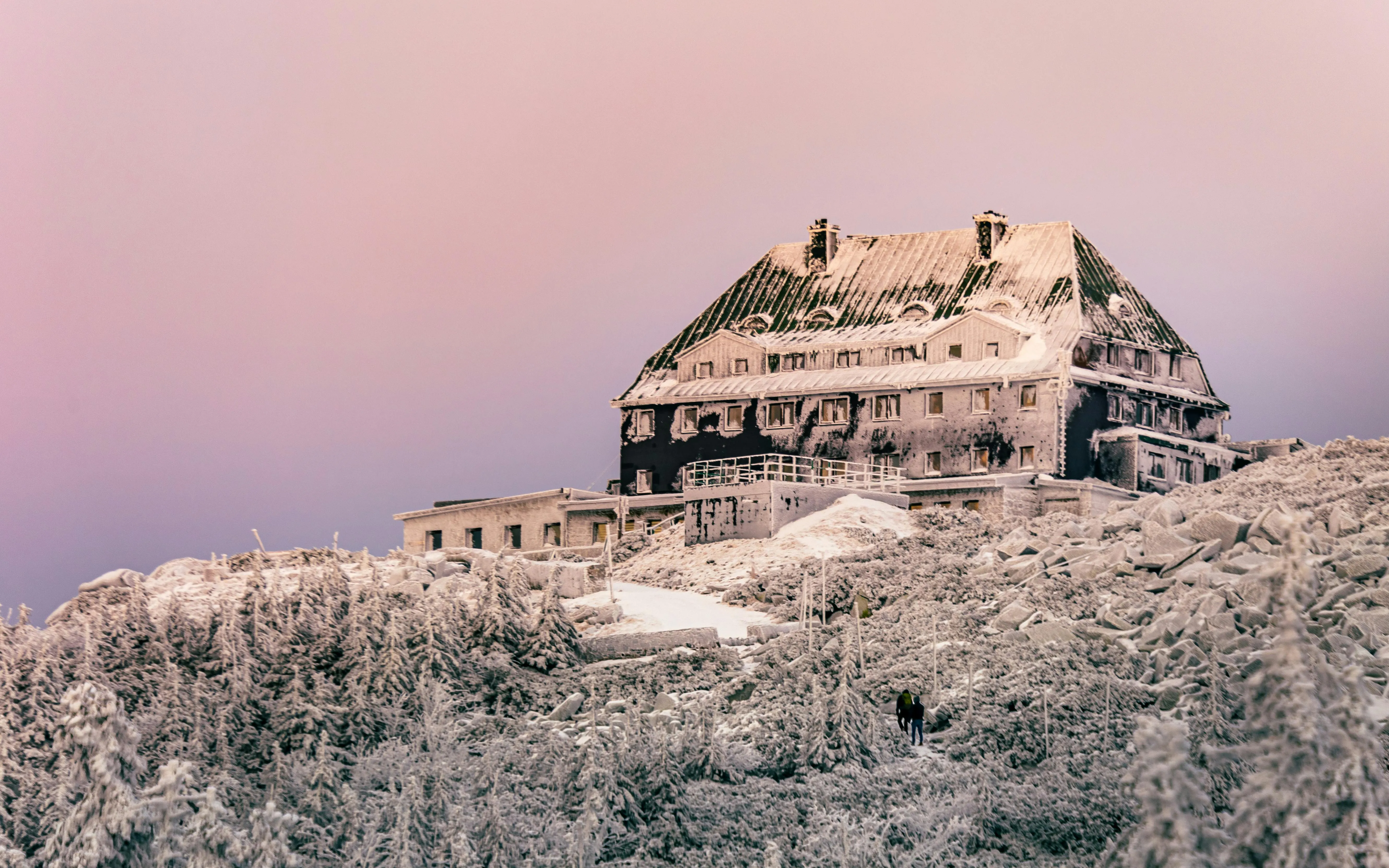 20 Abandoned Hotels Still Standing in Perfect Condition