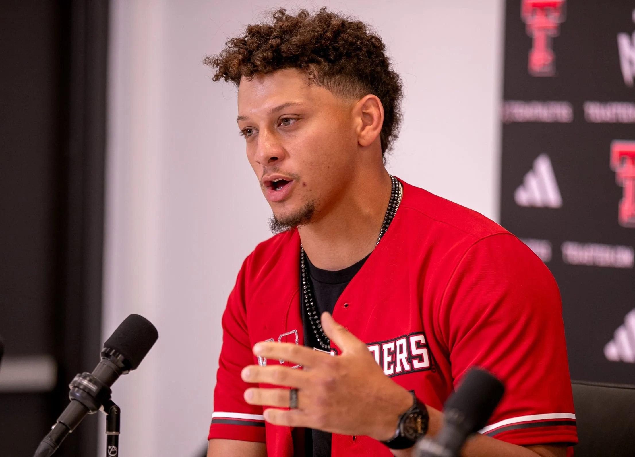 12 Sideline Moments That Capture Mahomes’ Leadership