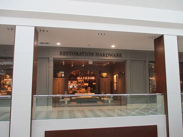 Rowanlovescars on Wikimedia Commons
