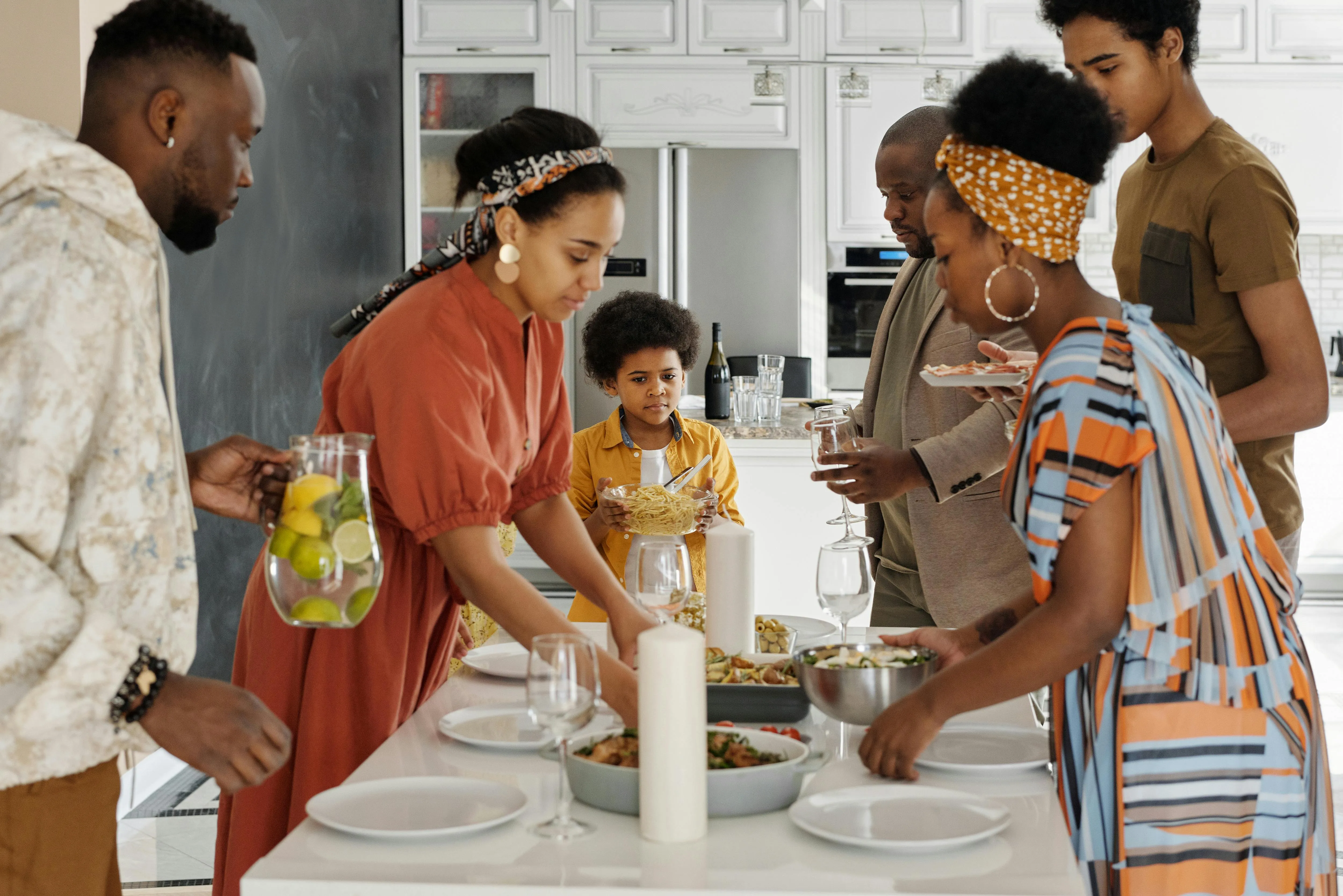 20 Customs People Practiced at Large Family Dinners