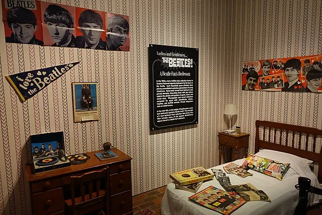 15 Things Every Bedroom Had in the 1950s That You Rarely See Today