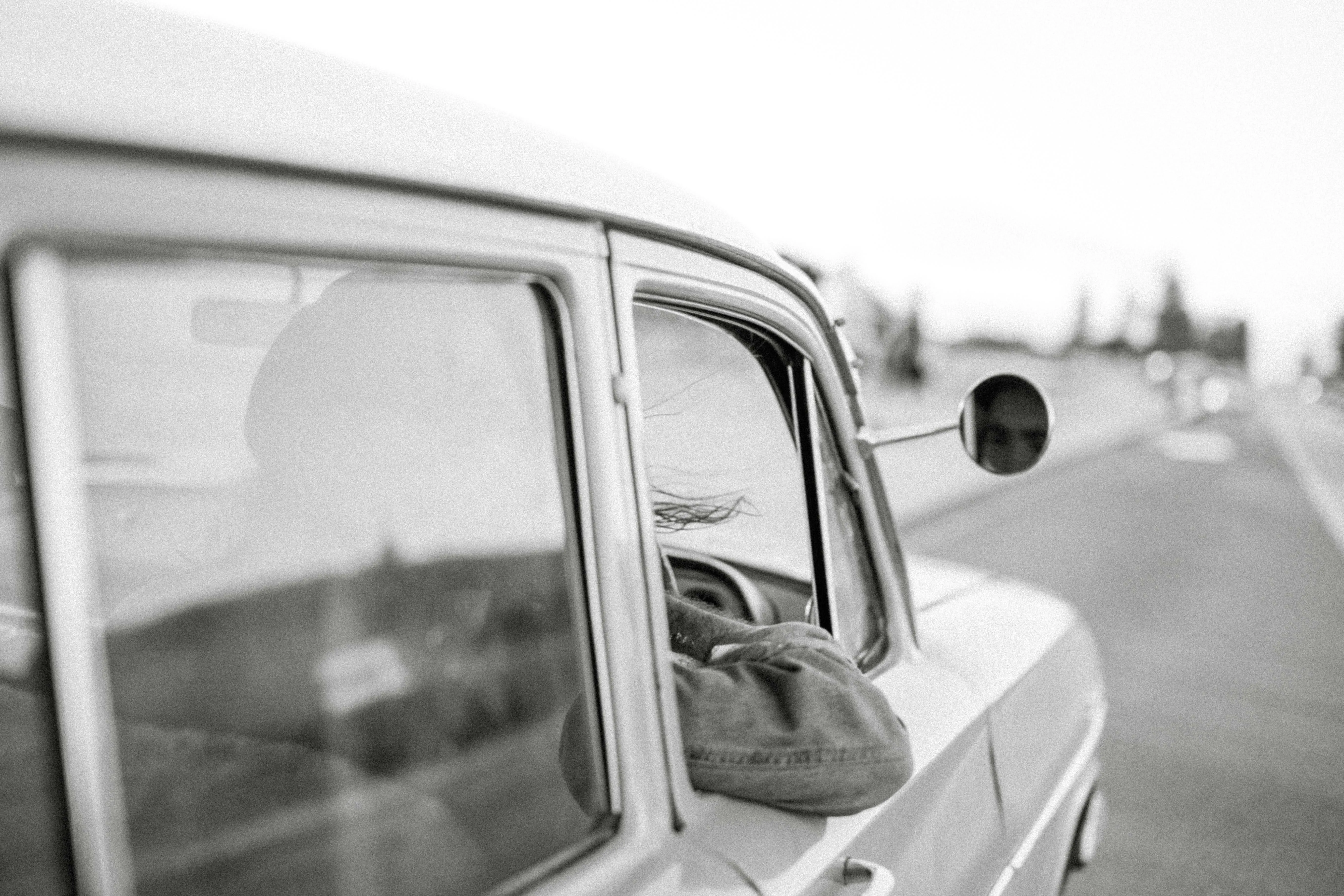 16 Forgotten ’90s Travel Fads That Feel Outdated Now