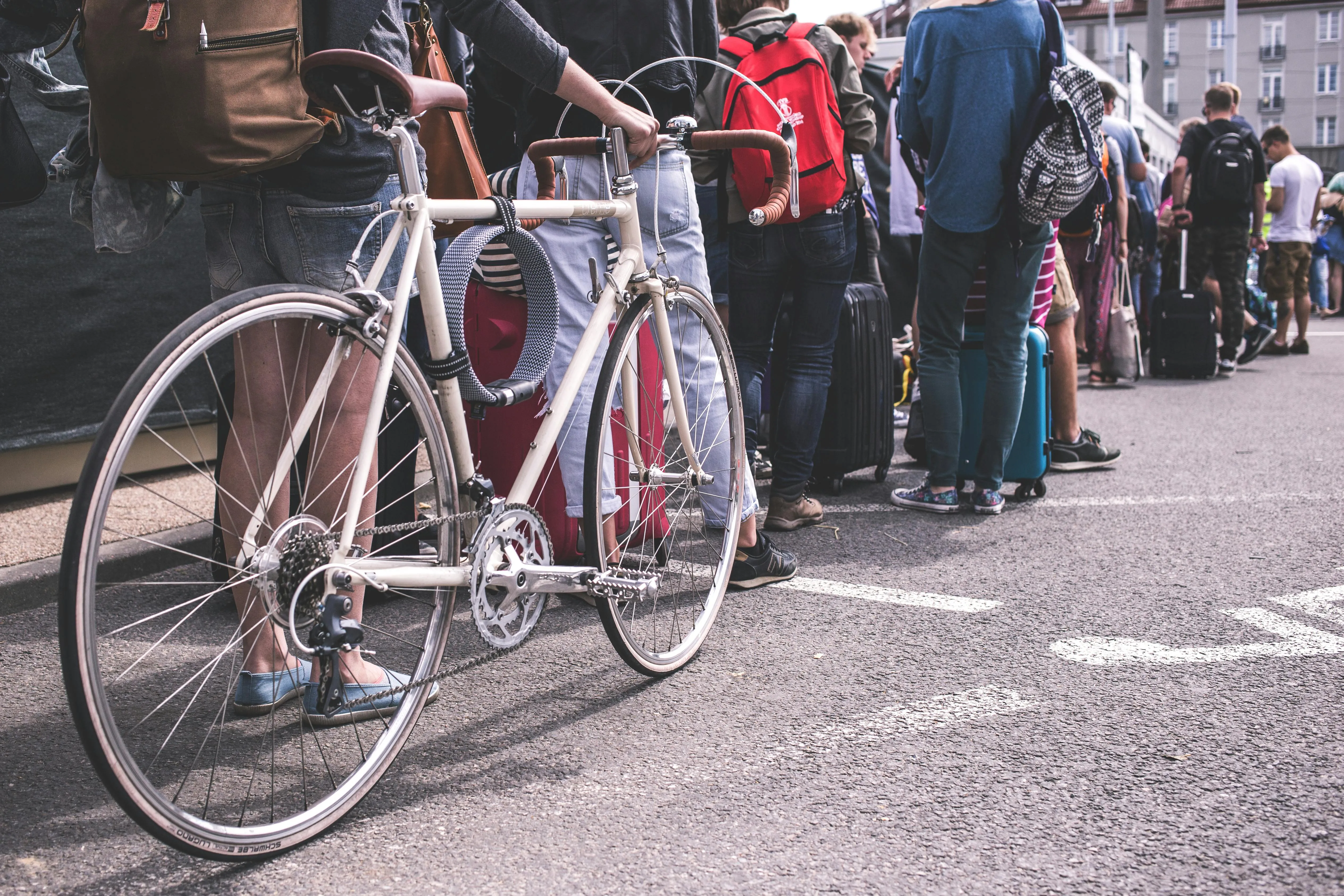 20 Ways People Passed Time While Waiting in Lines