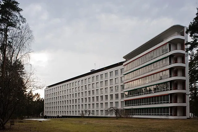 Leon Liao on Wikicommons