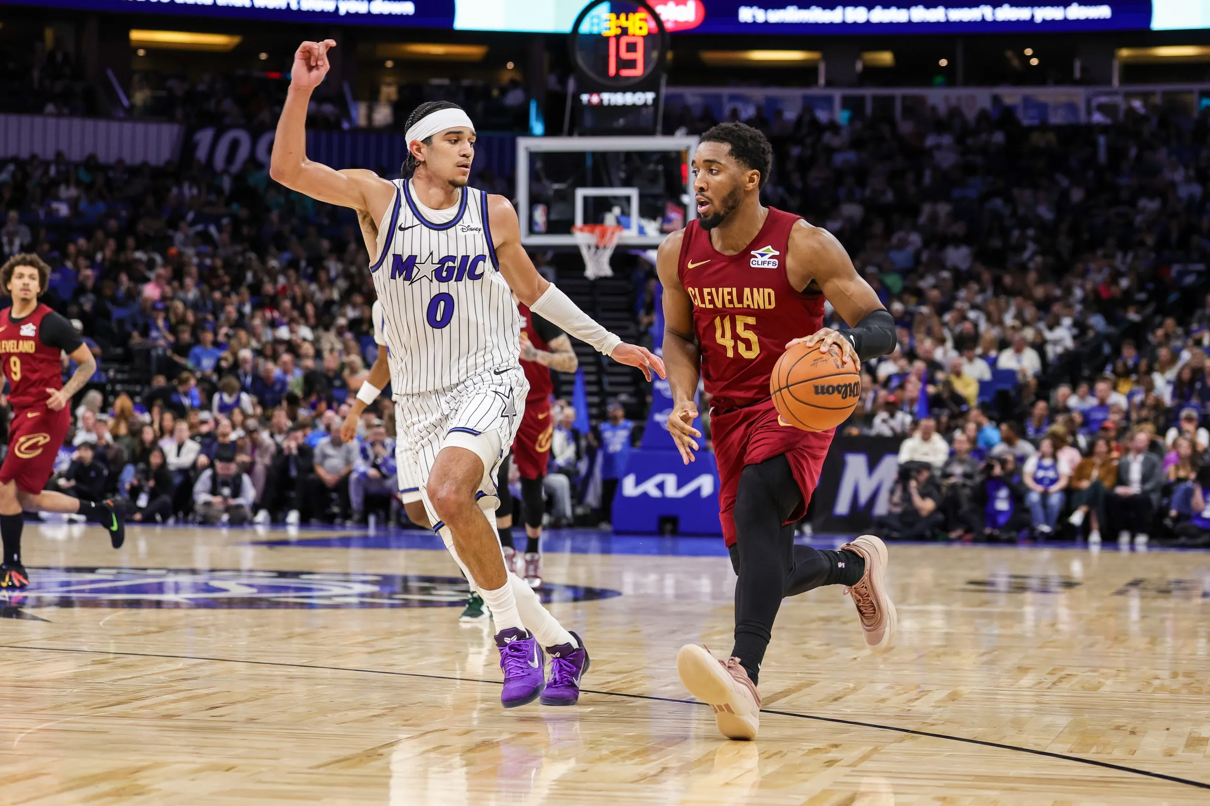 Mitchell’s Late Surge Lifts Cavaliers Past Magic