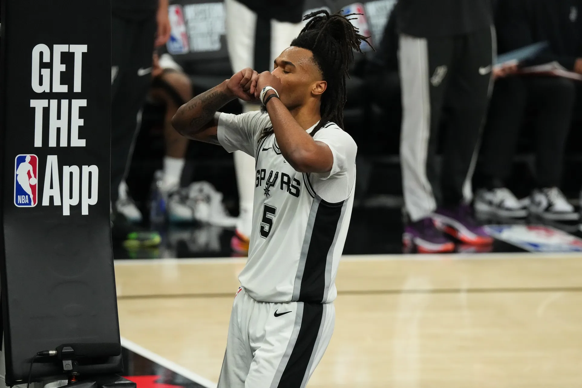 Devin Vassell Praises Stephon Castle After Spurs Silence Thunder Offense